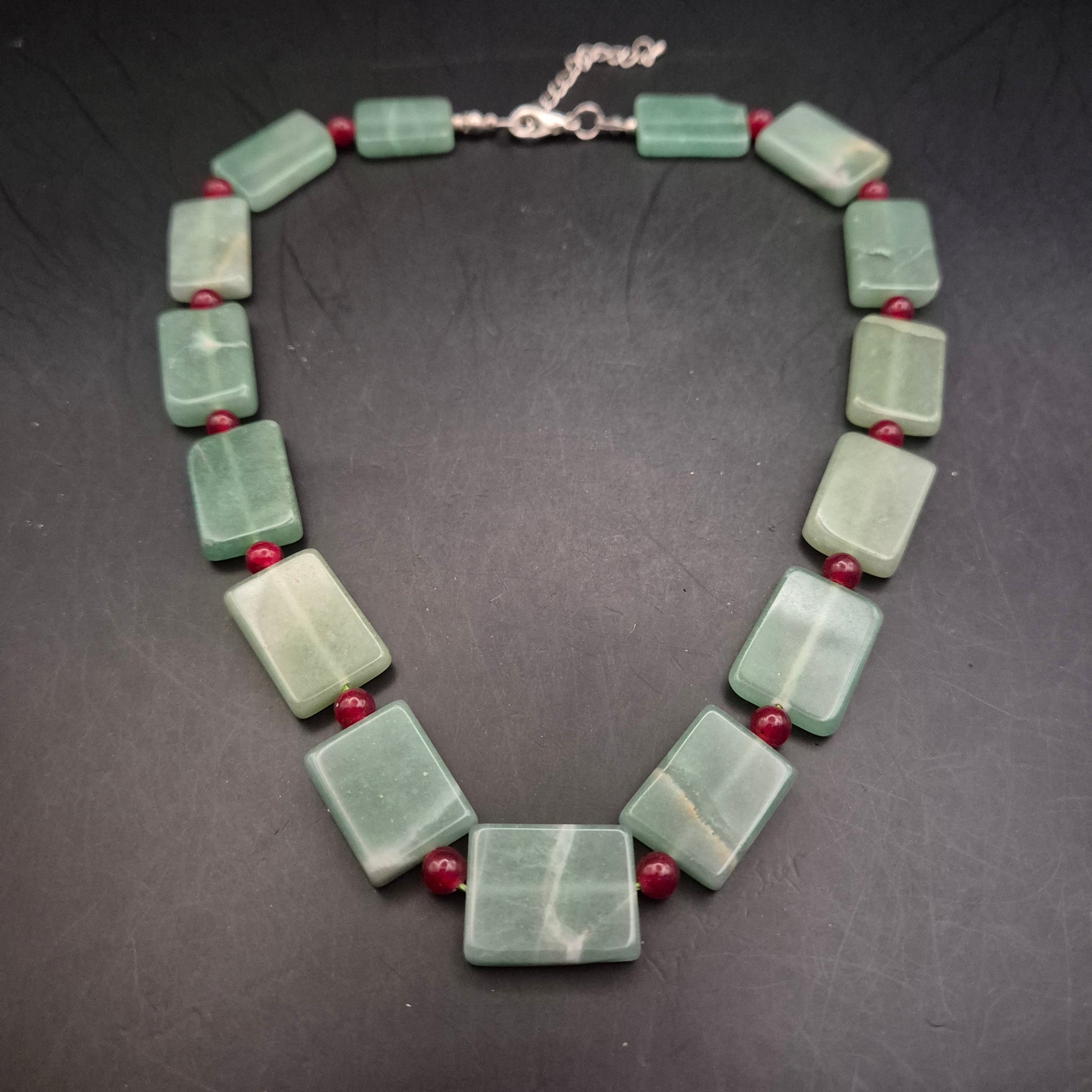 Vintage Kette mit grünen Aventurin-Steinen und roten Perlen - Bild 2