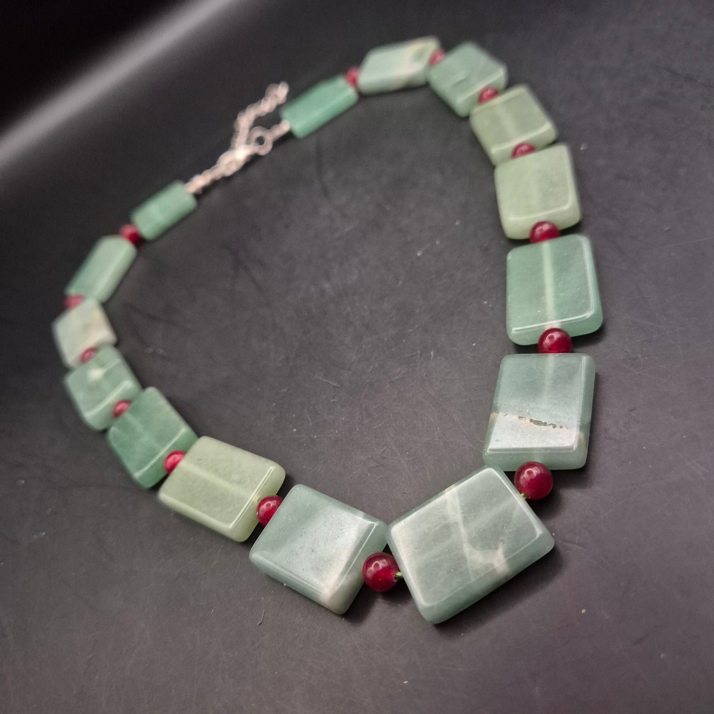 Vintage Kette mit grünen Aventurin-Steinen und roten Perlen - Bild 3