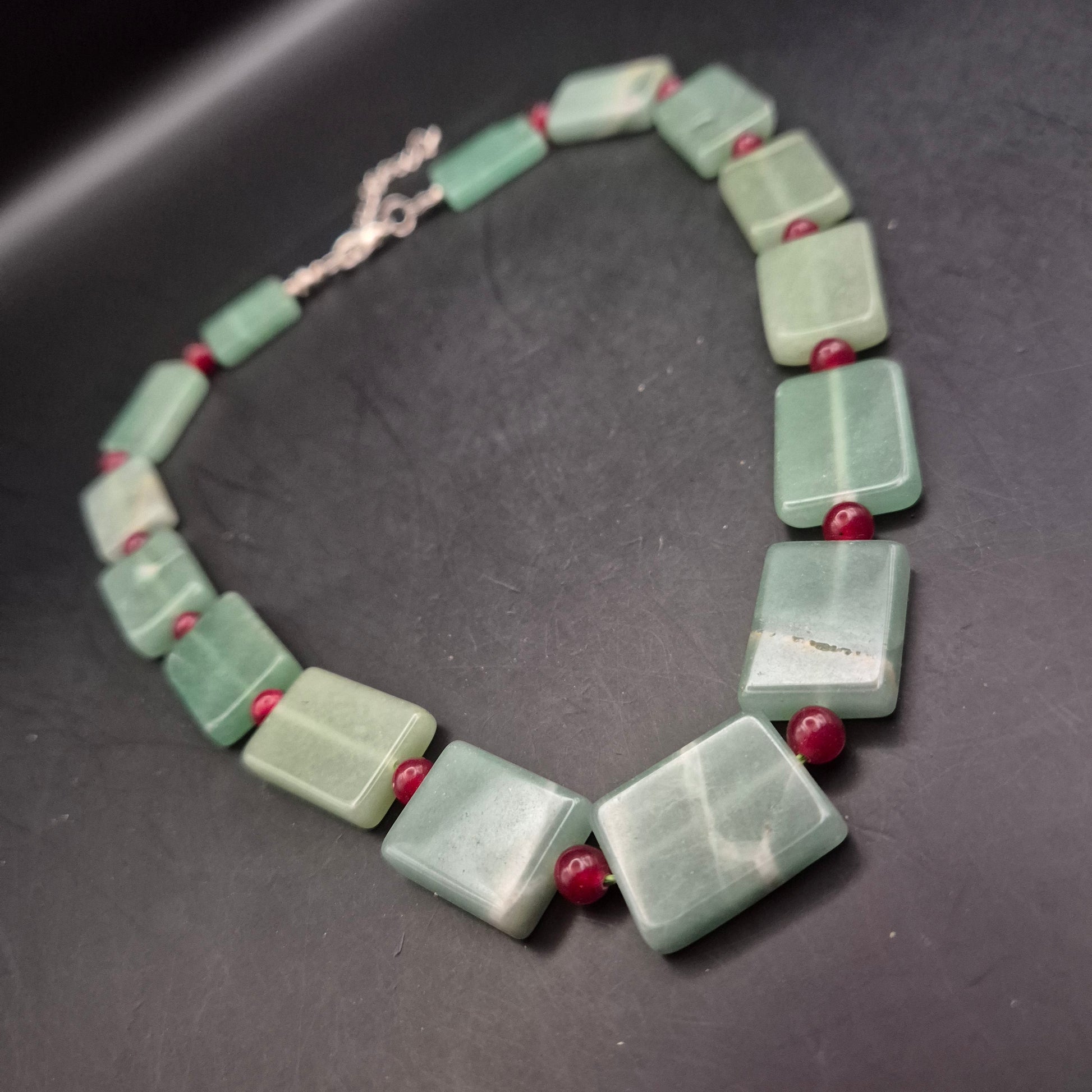 Vintage Kette mit grünen Aventurin-Steinen und roten Perlen - Bild 3