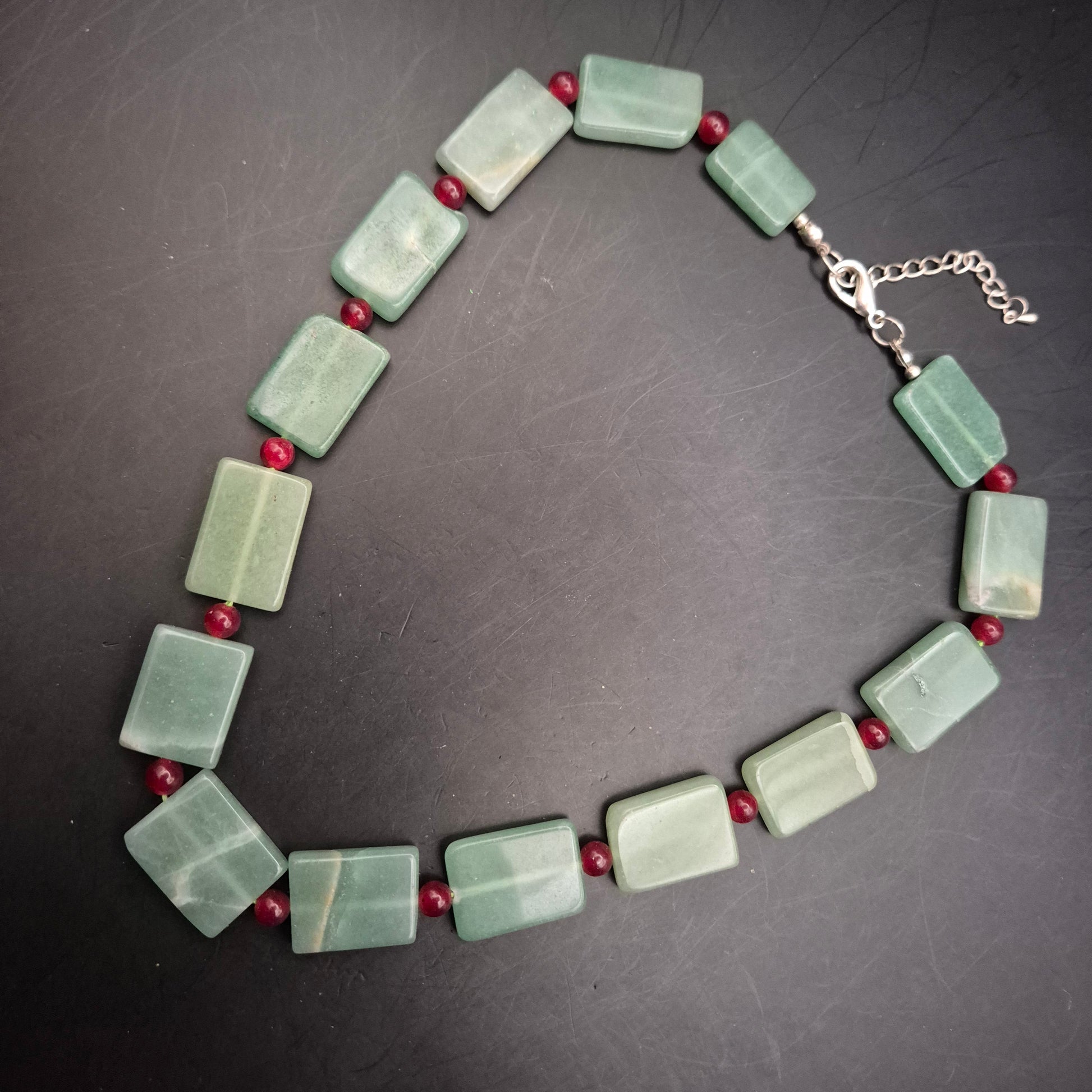 Vintage Kette mit grünen Aventurin-Steinen und roten Perlen - Bild 4