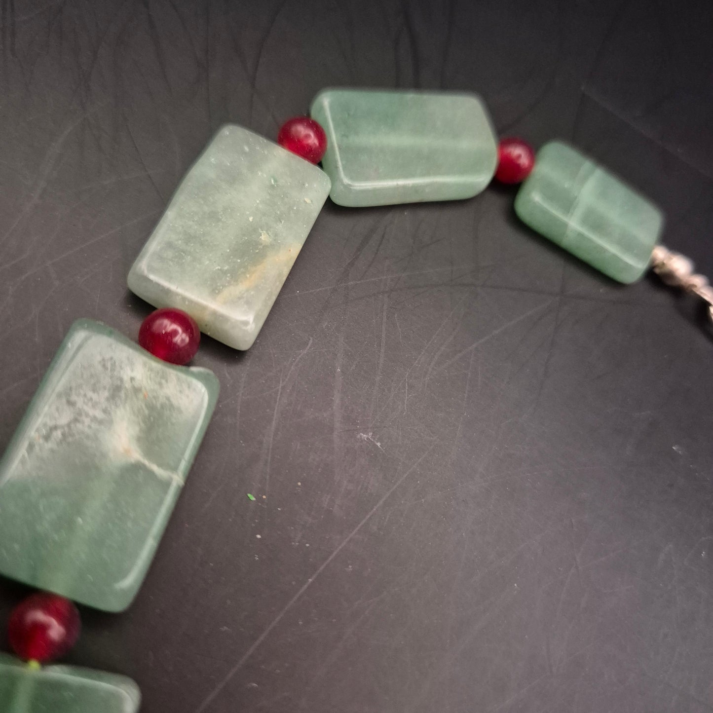 Vintage Kette mit grünen Aventurin-Steinen und roten Perlen - Bild 5