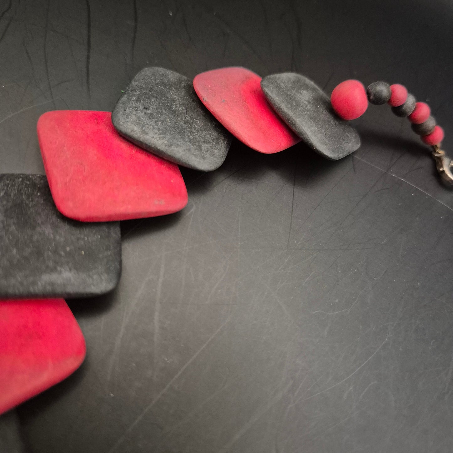 Vintage Halskette Rot-Schwarz: Geometrische Holzperlen