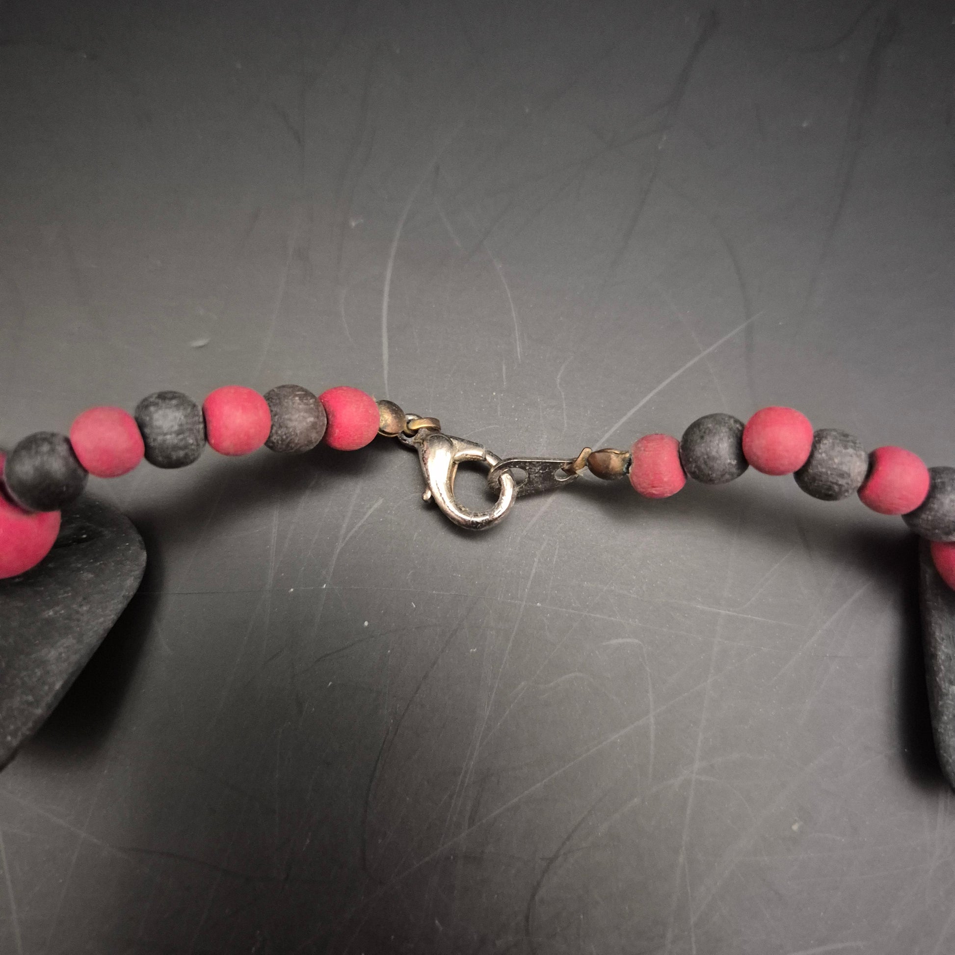 Vintage Halskette Rot-Schwarz: Geometrische Holzperlen - Bild 2