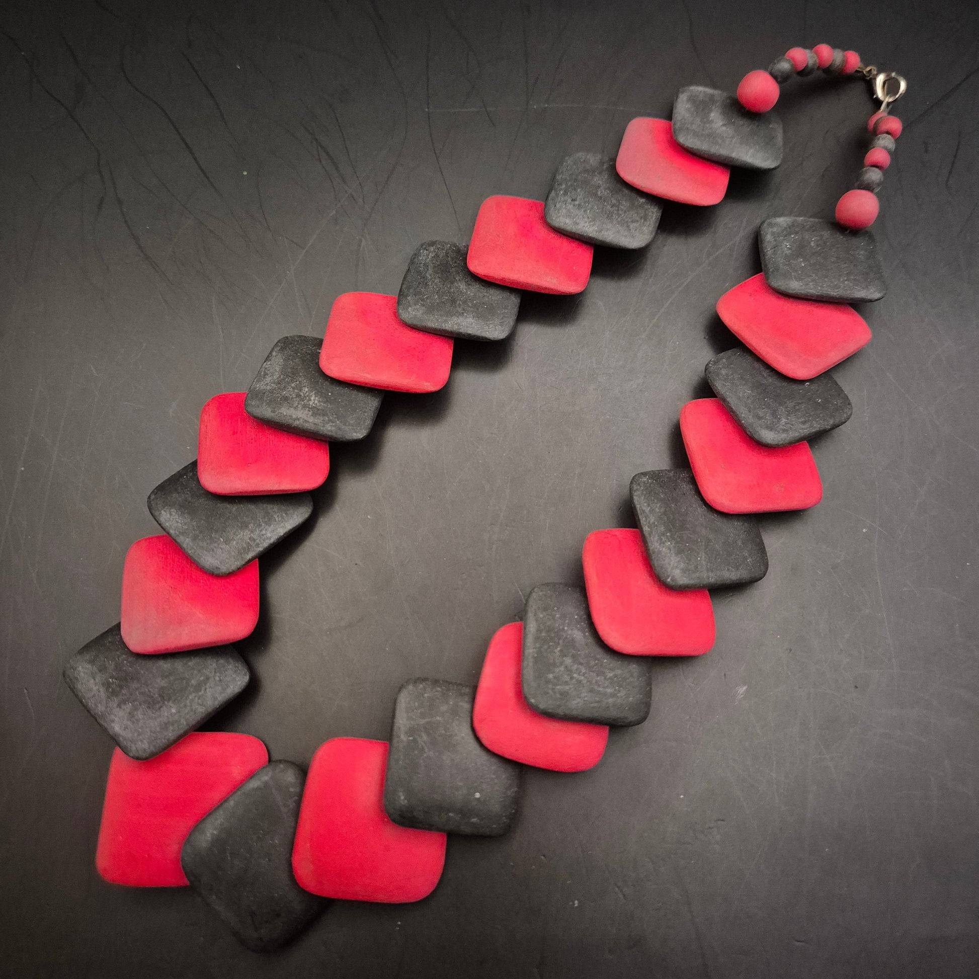 Vintage Halskette Rot-Schwarz: Geometrische Holzperlen - Bild 3