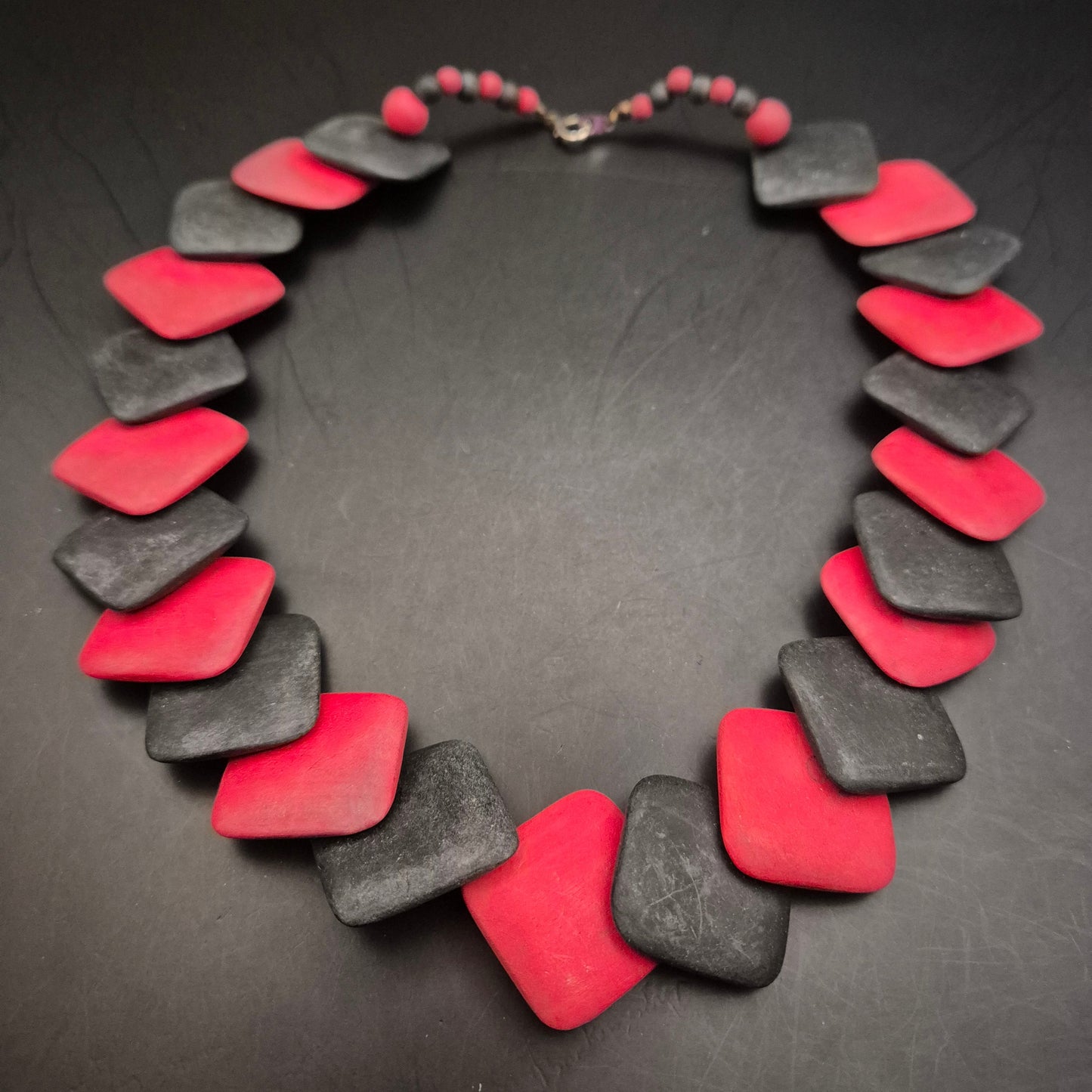 Vintage Halskette Rot-Schwarz: Geometrische Holzperlen - Bild 5