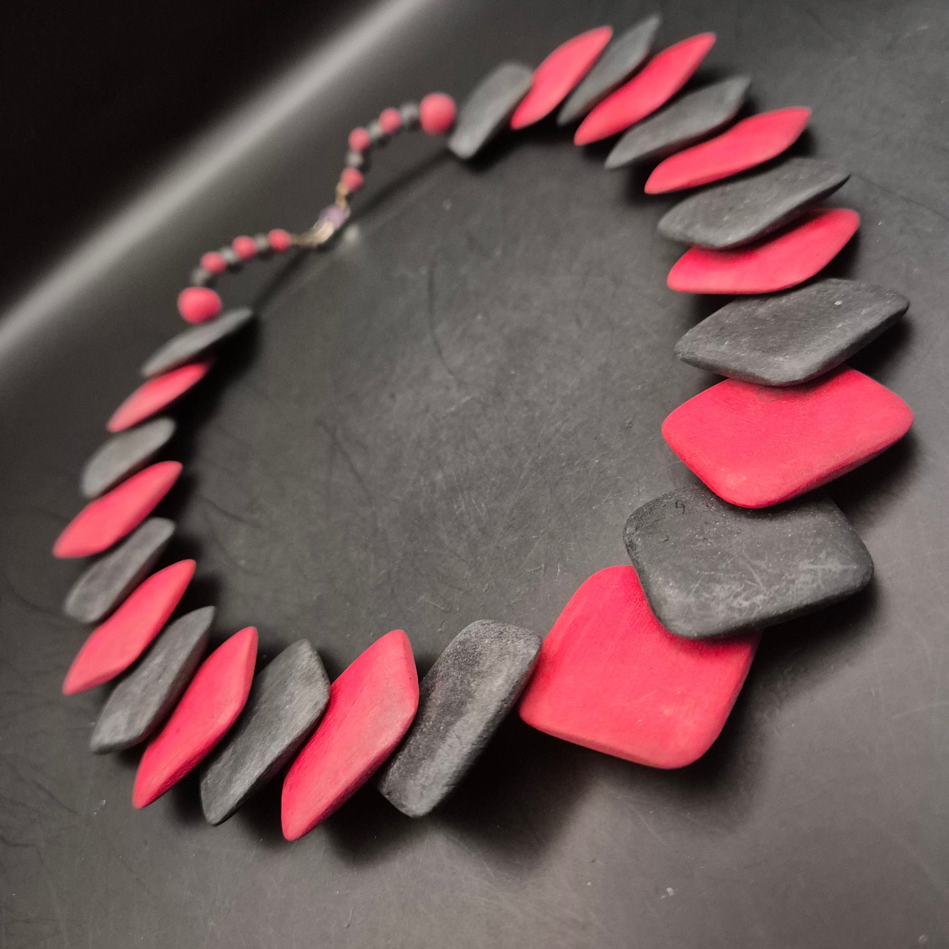 Vintage Halskette Rot-Schwarz: Geometrische Holzperlen - Bild 6