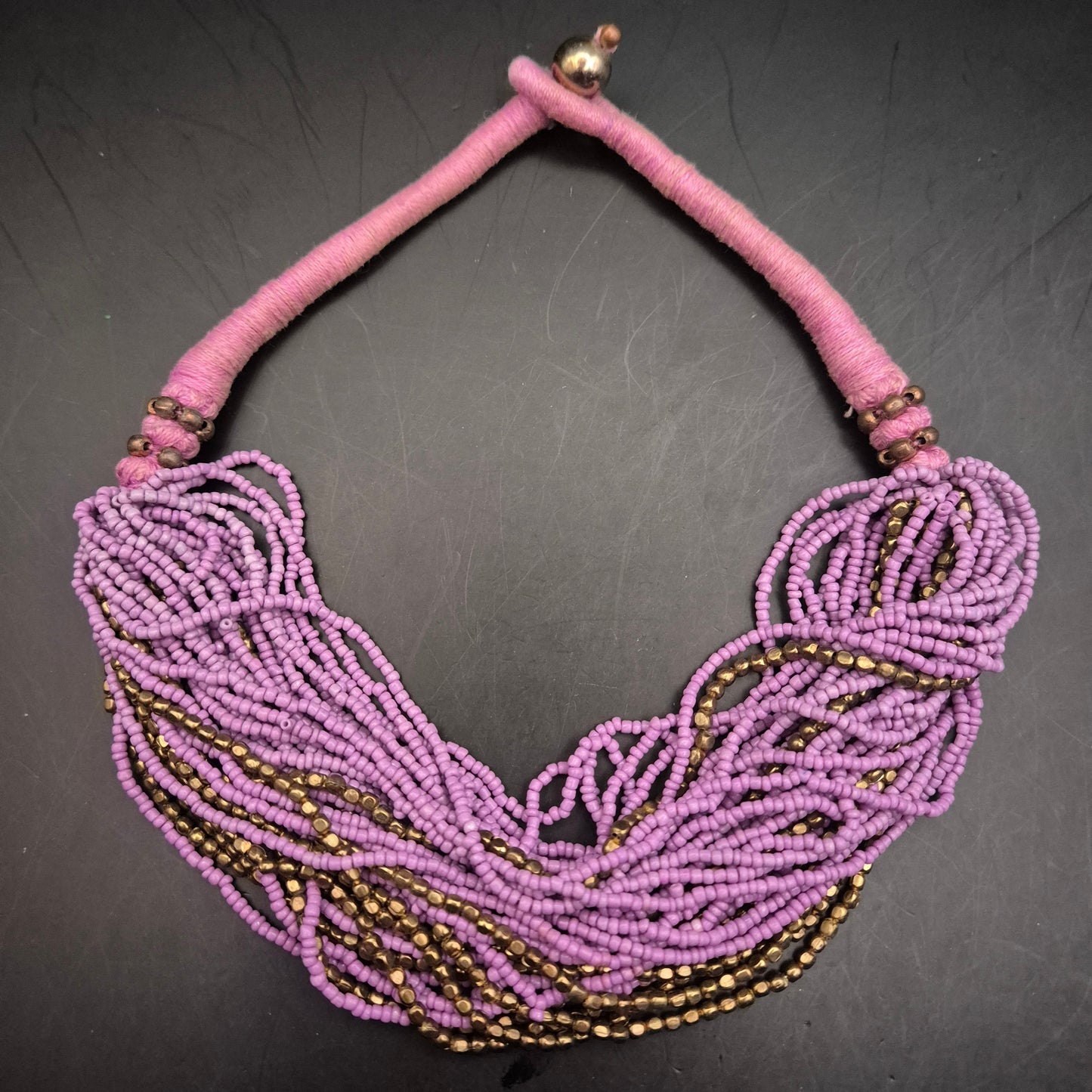 Bezaubernde Vintage Statement-Halskette mit lila und goldenen Perlen