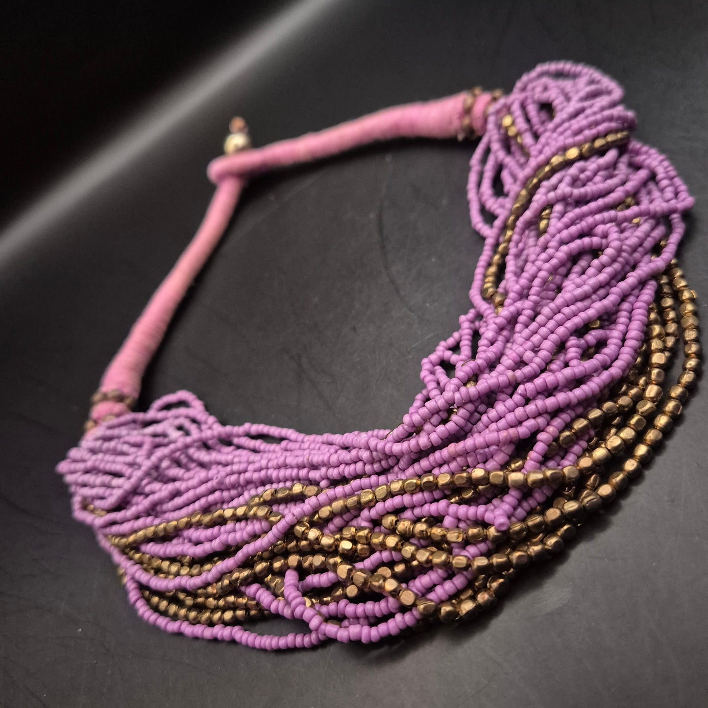 Bezaubernde Vintage Statement-Halskette mit lila und goldenen Perlen - Bild 3