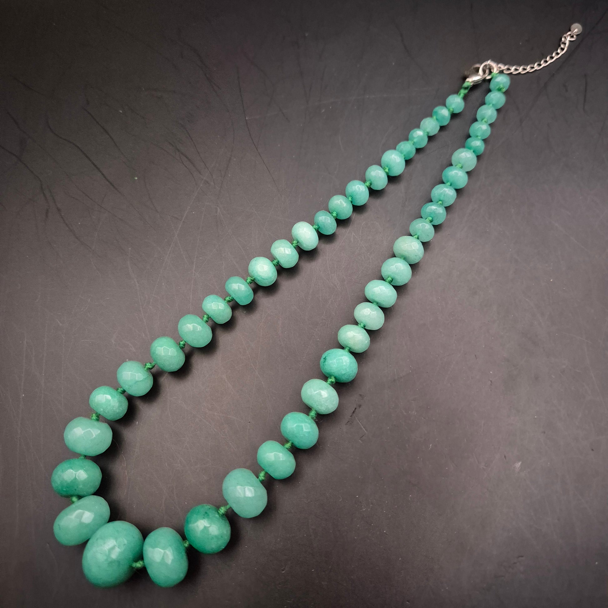 Elegante Vintage Halskette mit facettierten grünen Aventurin-Perlen