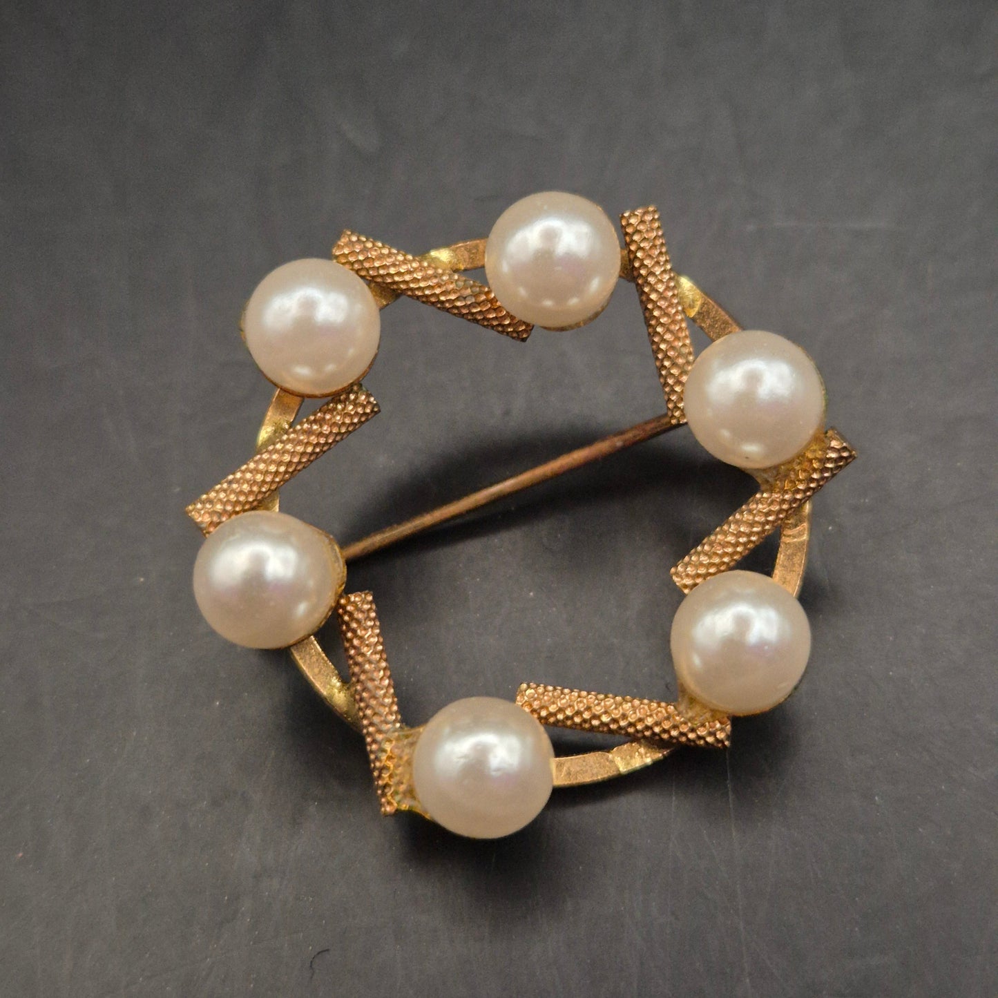 Elegante Vintage Brosche mit Perlen in Goldoptik - Zeitloser Charme