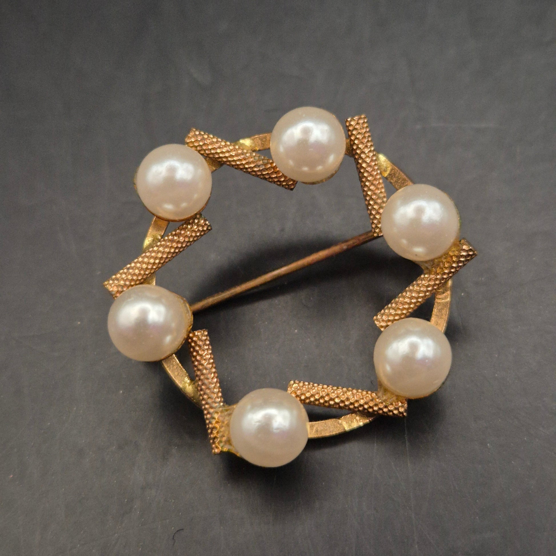 Elegante Vintage Brosche mit Perlen in Goldoptik - Zeitloser Charme