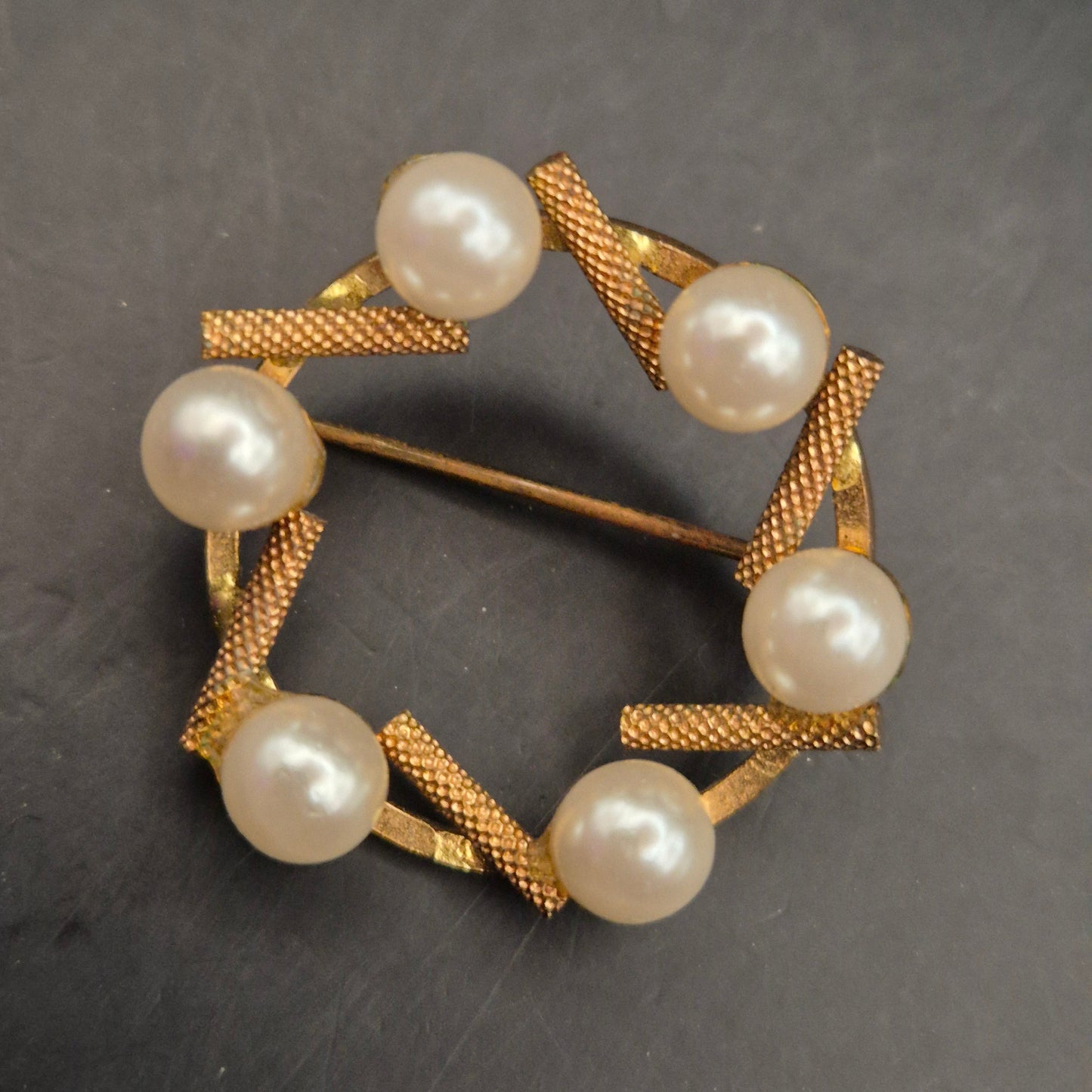 Elegante Vintage Brosche mit Perlen in Goldoptik - Zeitloser Charme - Bild 2