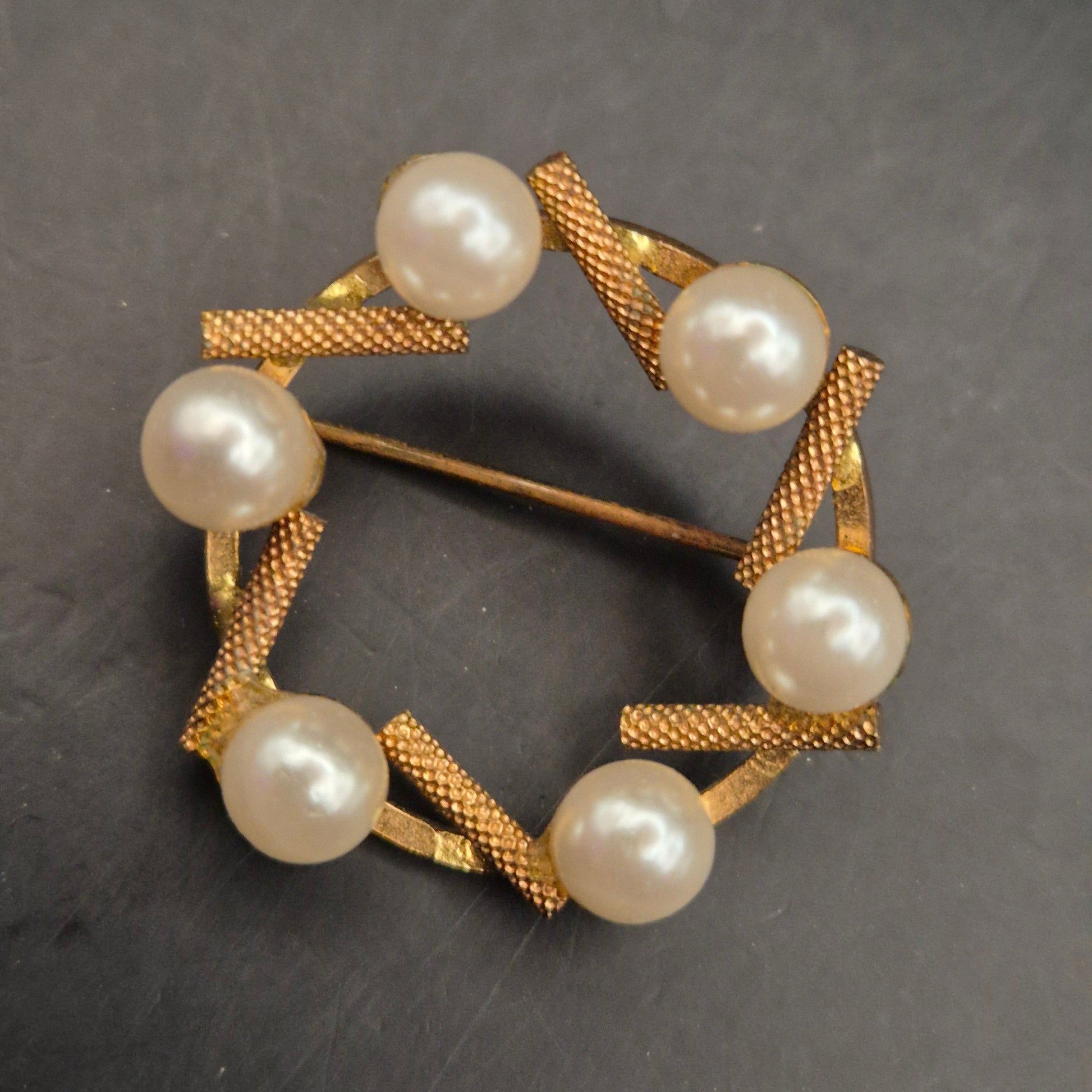 Elegante Vintage Brosche mit Perlen in Goldoptik - Zeitloser Charme - Bild 2