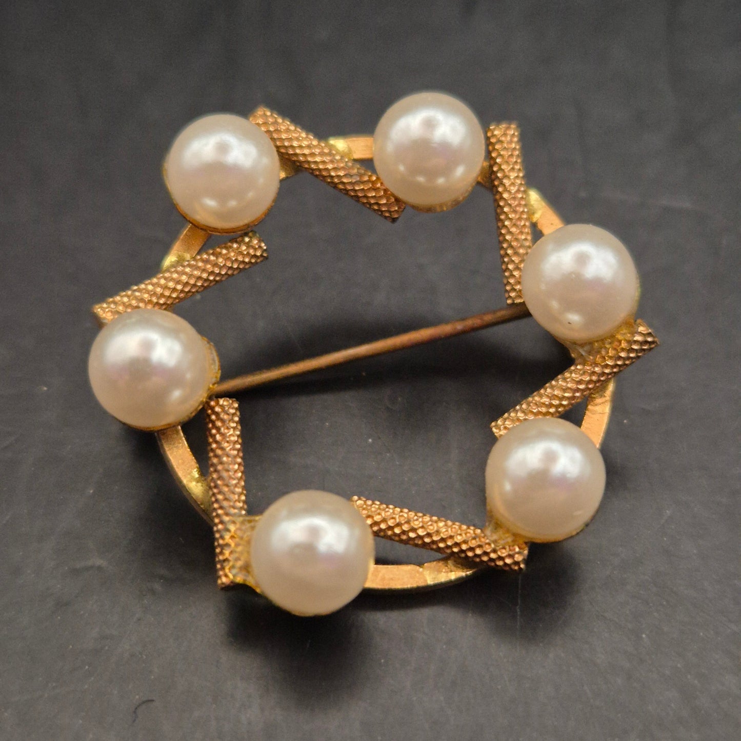 Elegante Vintage Brosche mit Perlen in Goldoptik - Zeitloser Charme - Bild 3