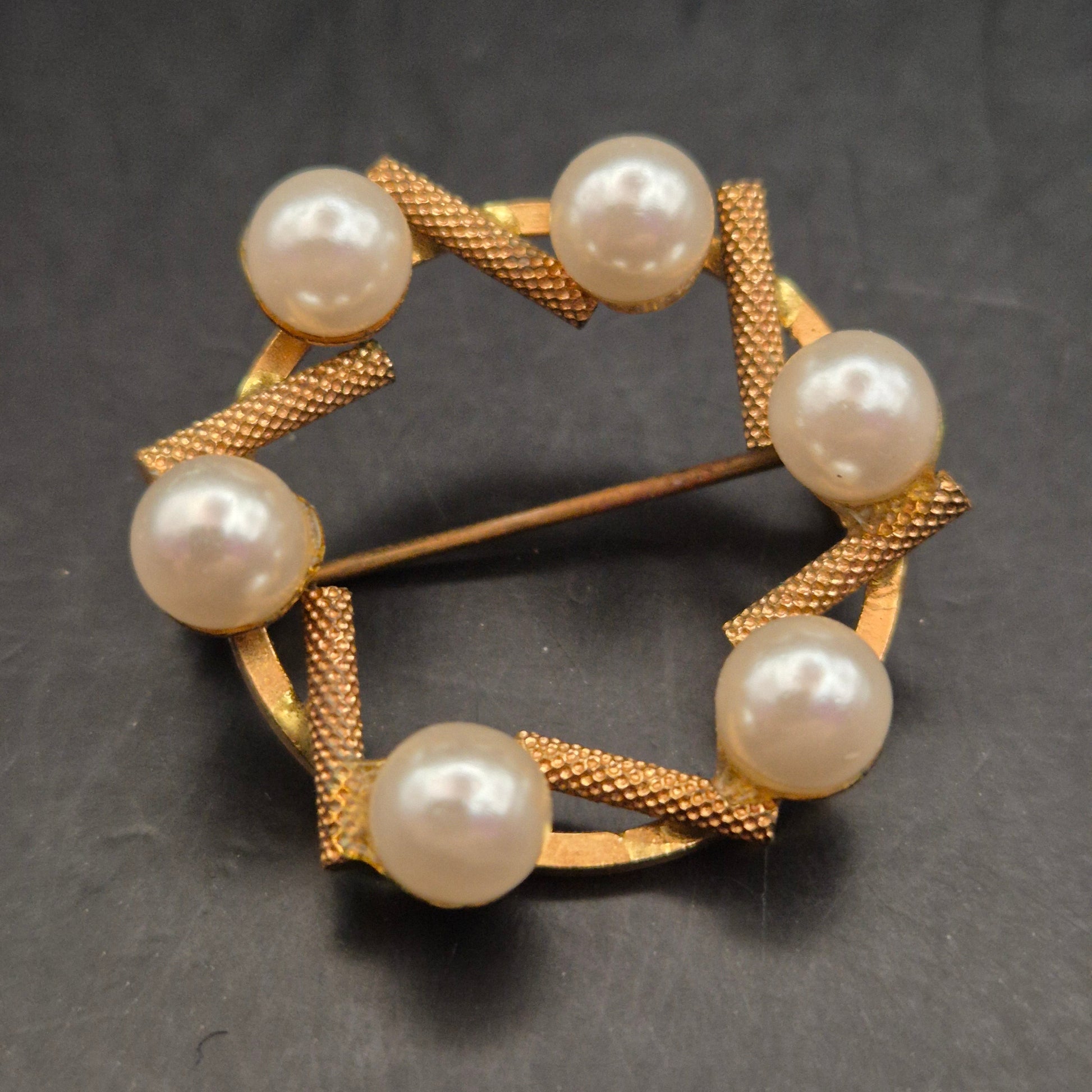 Elegante Vintage Brosche mit Perlen in Goldoptik - Zeitloser Charme - Bild 3