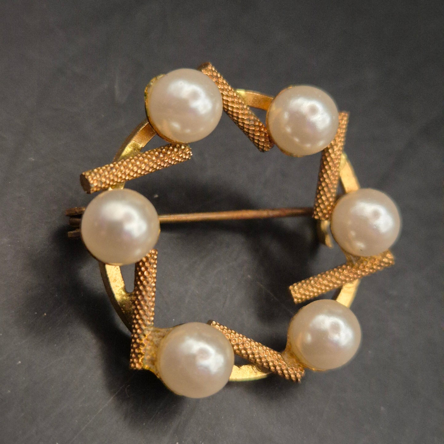 Elegante Vintage Brosche mit Perlen in Goldoptik - Zeitloser Charme - Bild 4