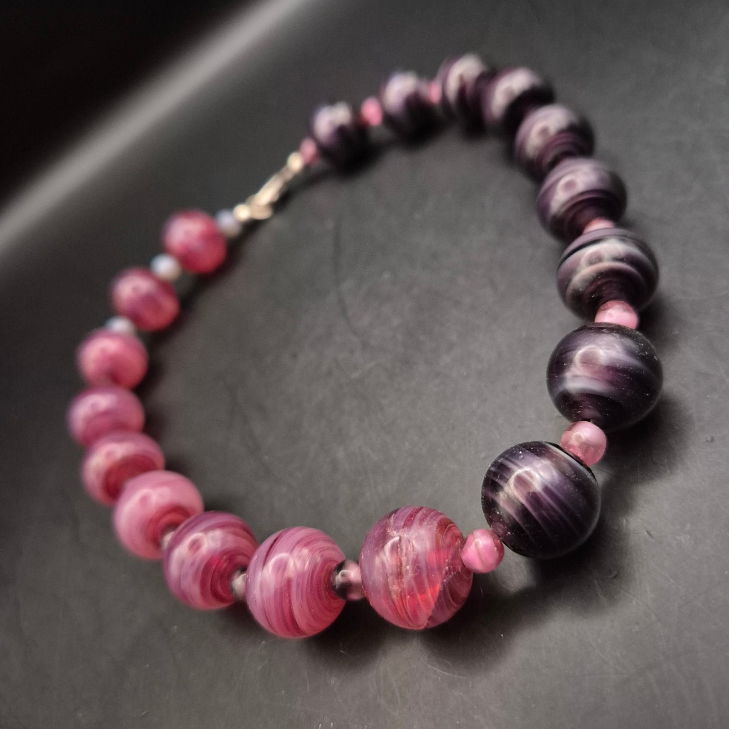 Vintage Glasperlen Armband in Lila & Rosa - Einzigartiges Wirbelmuster