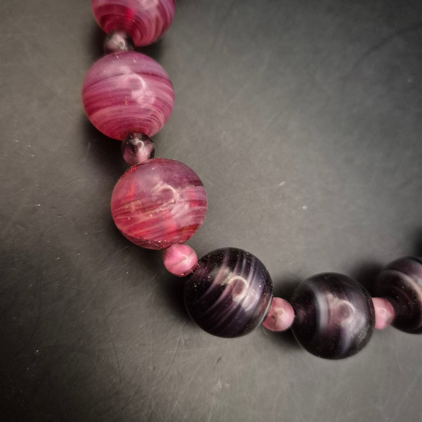 Vintage Glasperlen Armband in Lila & Rosa - Einzigartiges Wirbelmuster - Bild 2