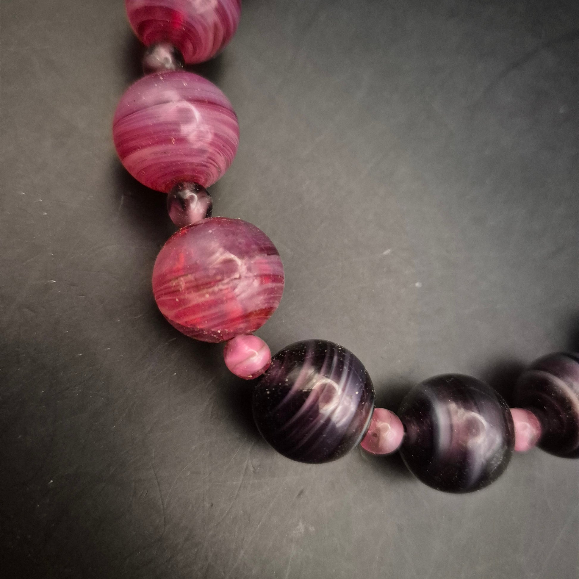 Vintage Glasperlen Armband in Lila & Rosa - Einzigartiges Wirbelmuster - Bild 2