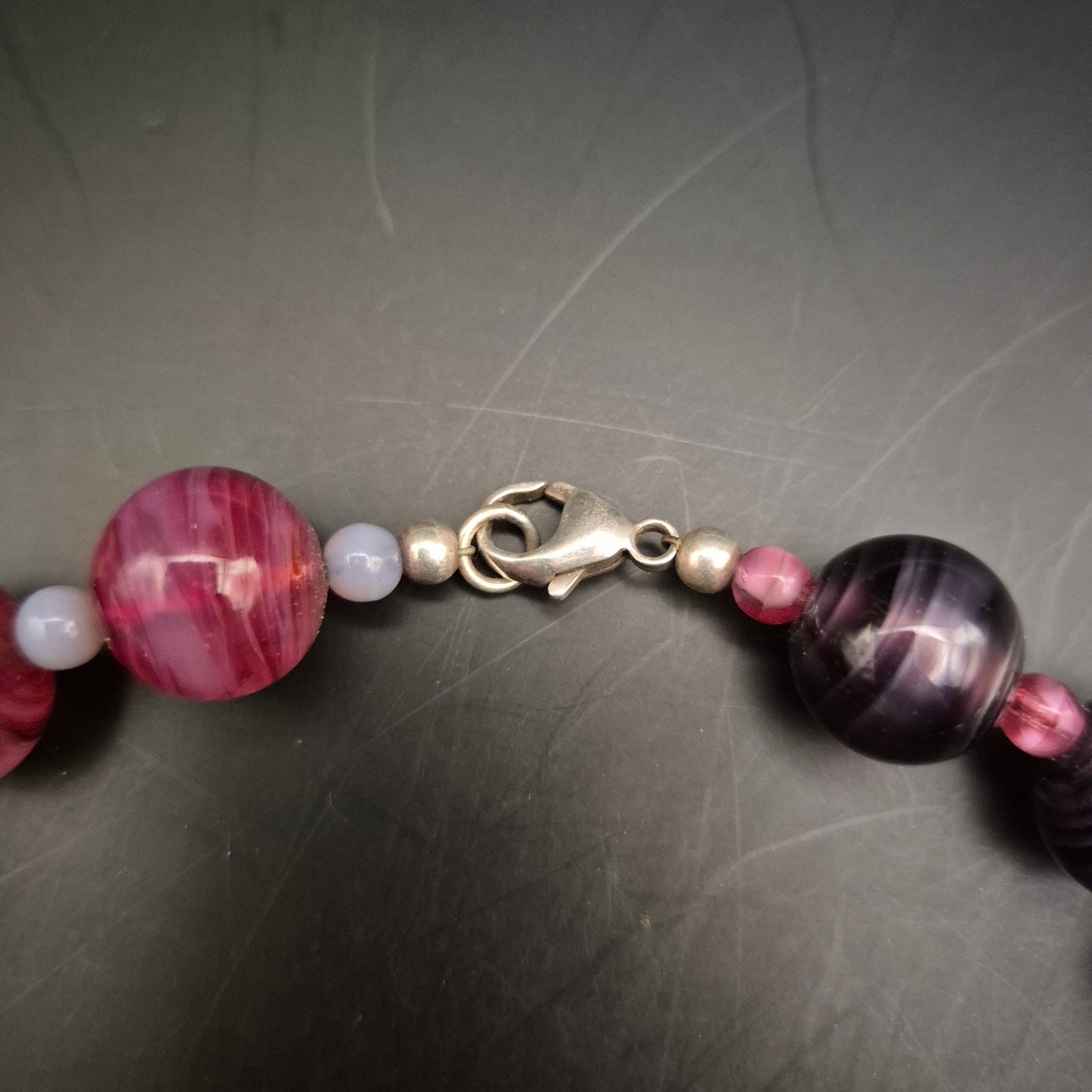 Vintage Glasperlen Armband in Lila & Rosa - Einzigartiges Wirbelmuster - Bild 3