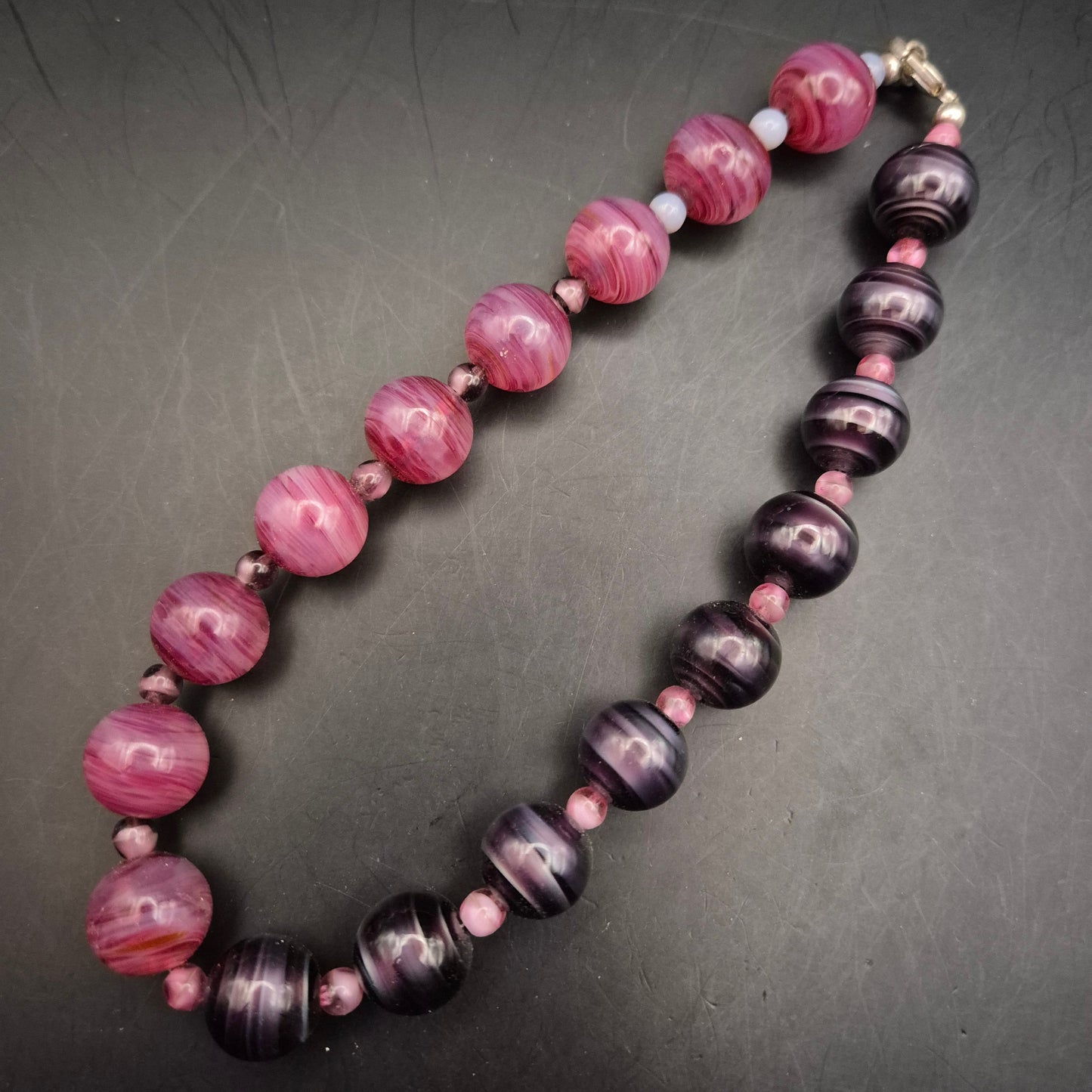 Vintage Glasperlen Armband in Lila & Rosa - Einzigartiges Wirbelmuster - Bild 4