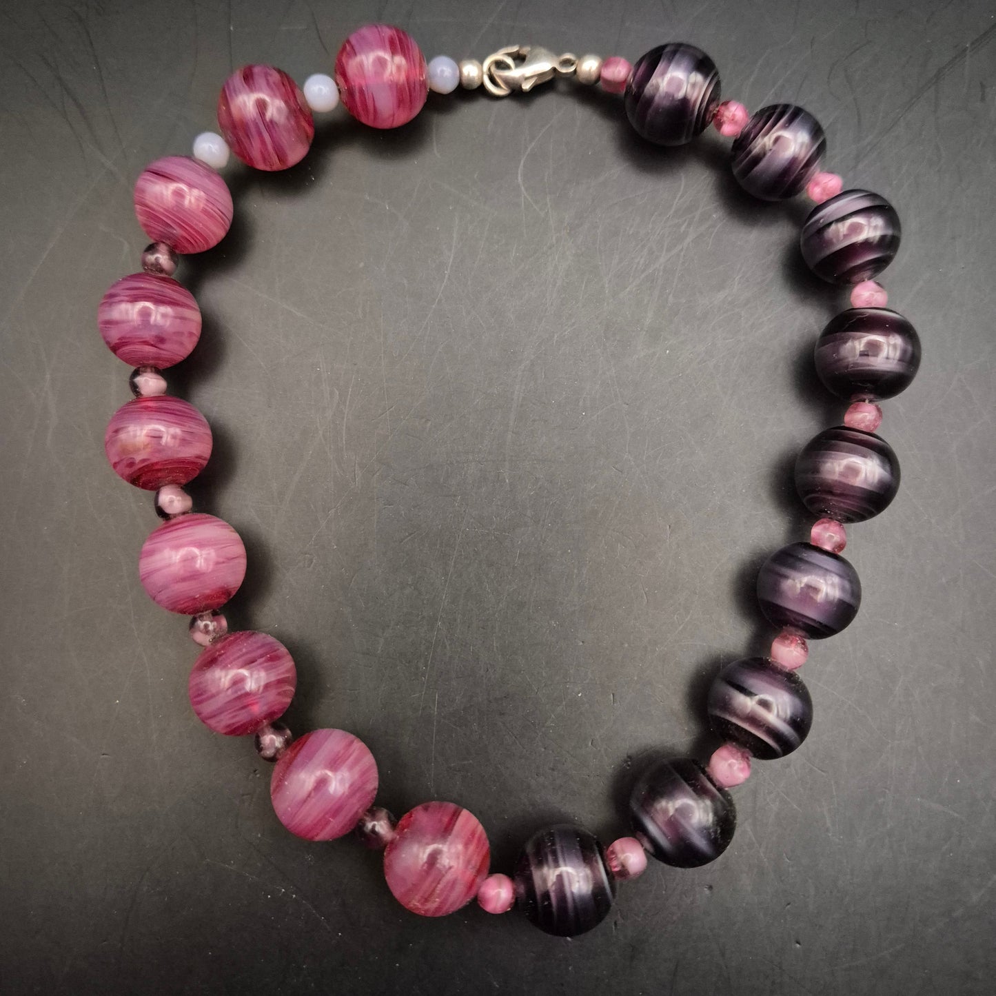 Vintage Glasperlen Armband in Lila & Rosa - Einzigartiges Wirbelmuster - Bild 5