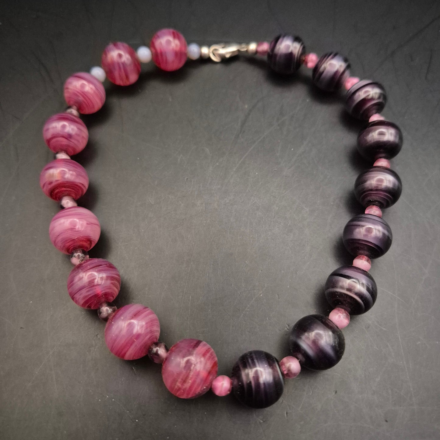 Vintage Glasperlen Armband in Lila & Rosa - Einzigartiges Wirbelmuster - Bild 6