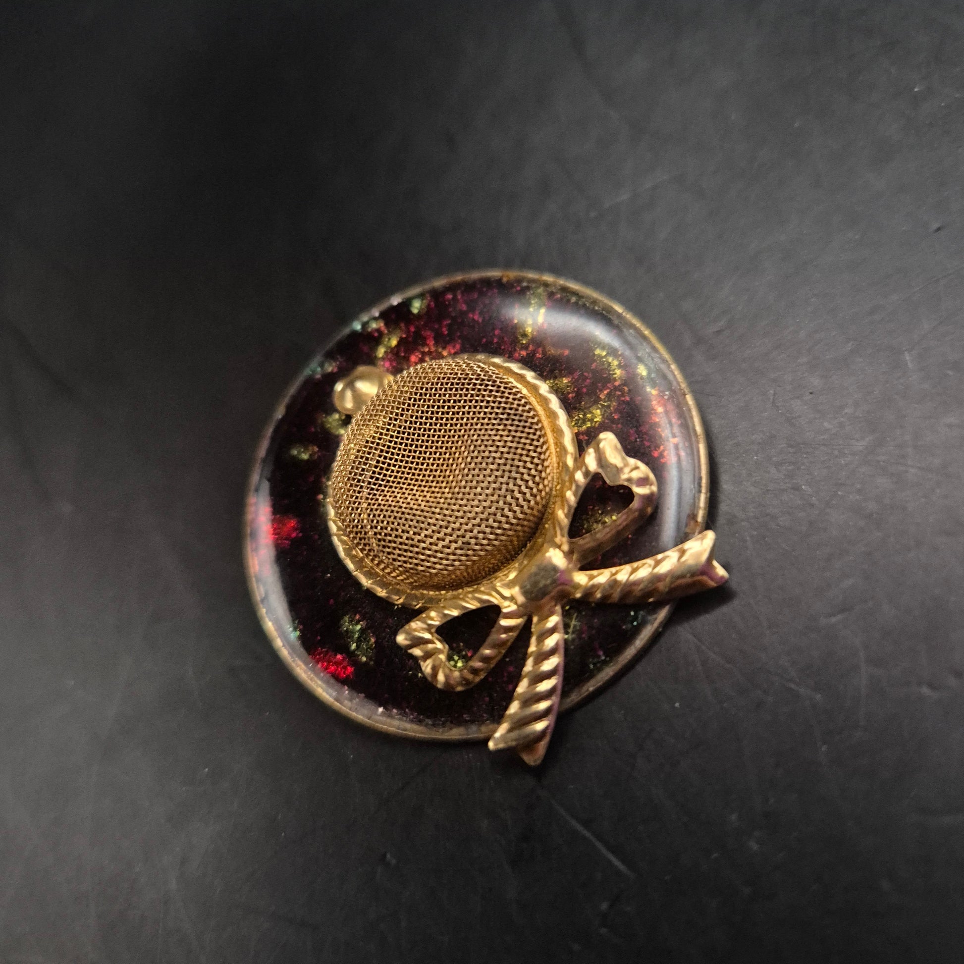 Elegante Vintage Brosche mit Schleife & Goldgitter Detail - Bild 2