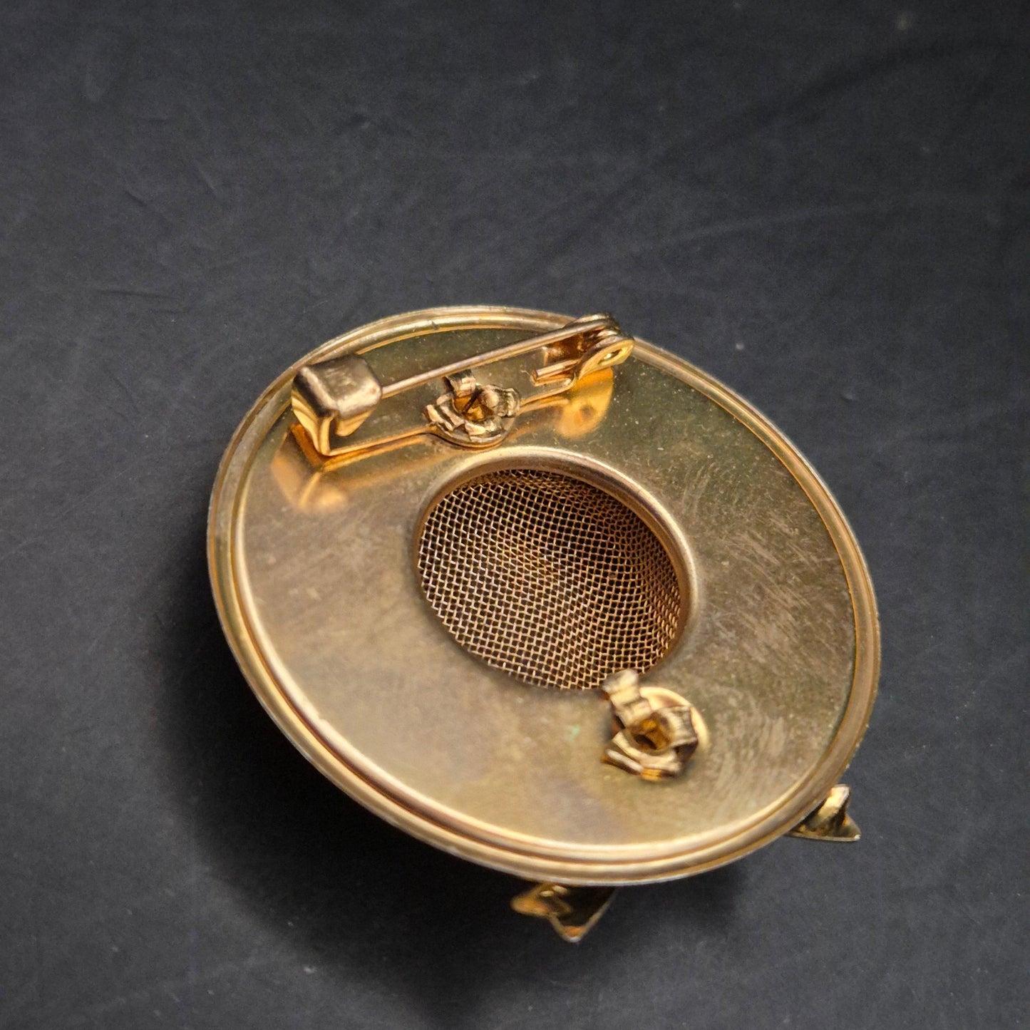 Elegante Vintage Brosche mit Schleife & Goldgitter Detail - Bild 6