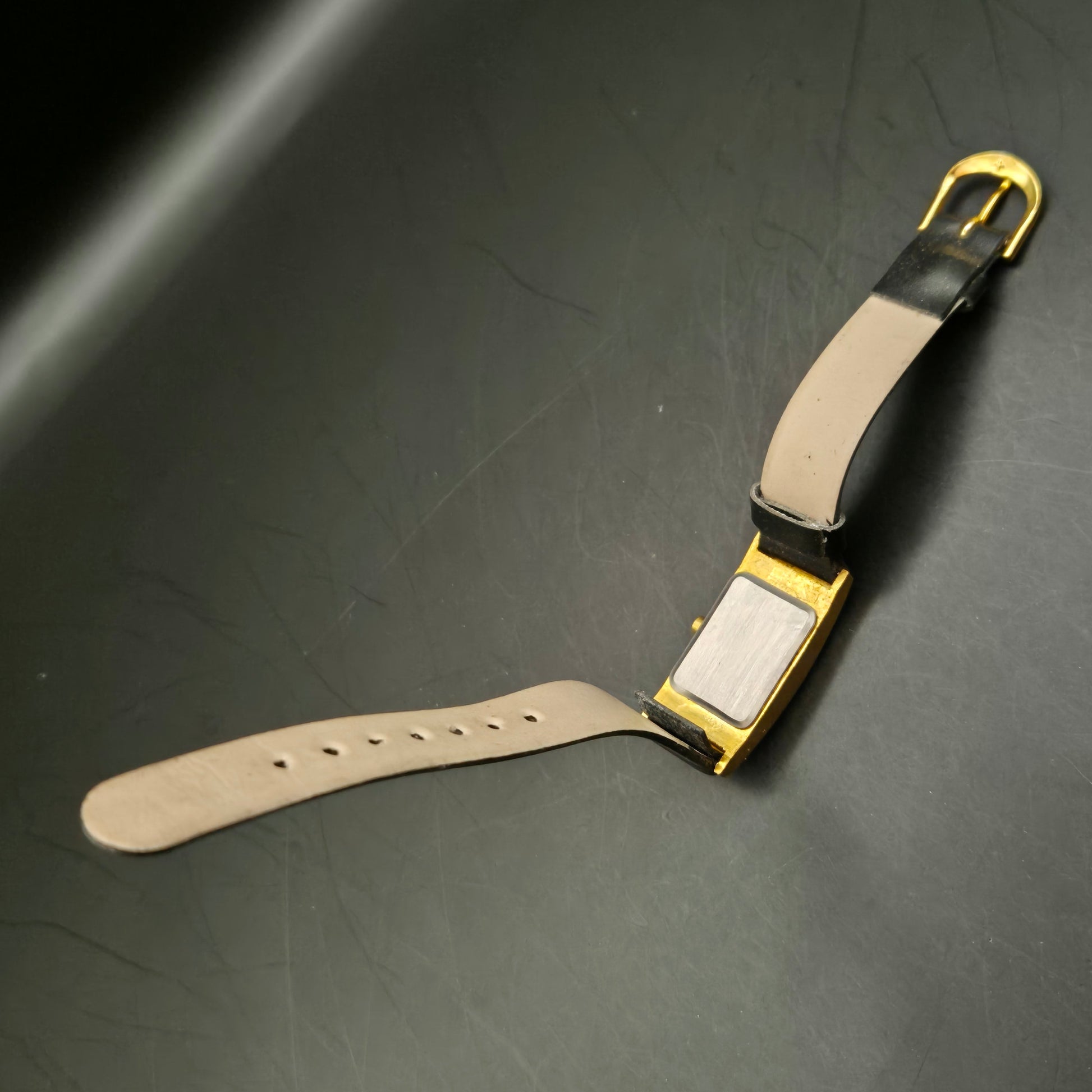 Vintage Damenuhr Goldfarben & Schwarz – Armband defekt - Bild 4