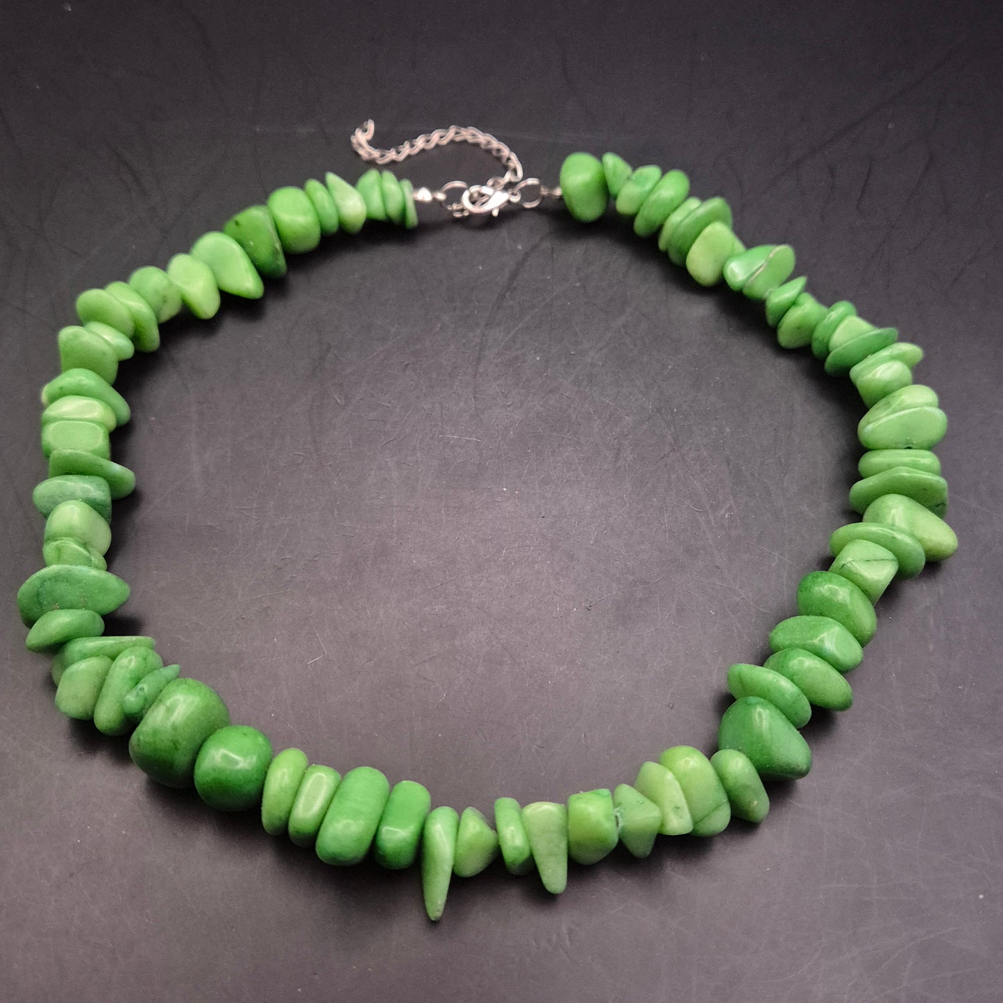 Grüne Naturstein-Halskette mit Chip-Steinen & Karabinerverschluss