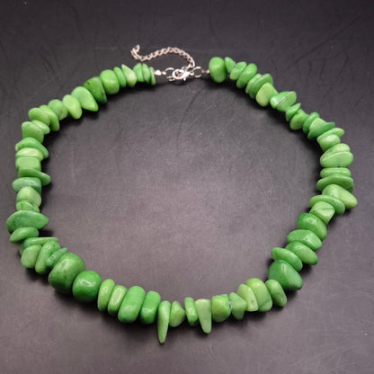 Grüne Naturstein-Halskette mit Chip-Steinen & Karabinerverschluss