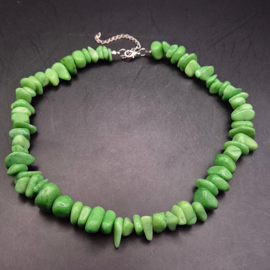 Grüne Naturstein-Halskette mit Chip-Steinen & Karabinerverschluss