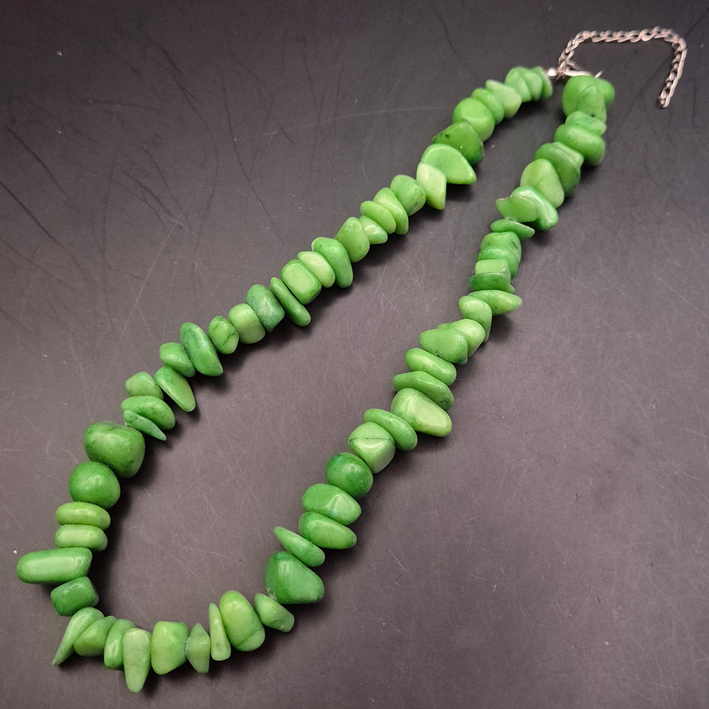 Grüne Naturstein-Halskette mit Chip-Steinen & Karabinerverschluss - Bild 2