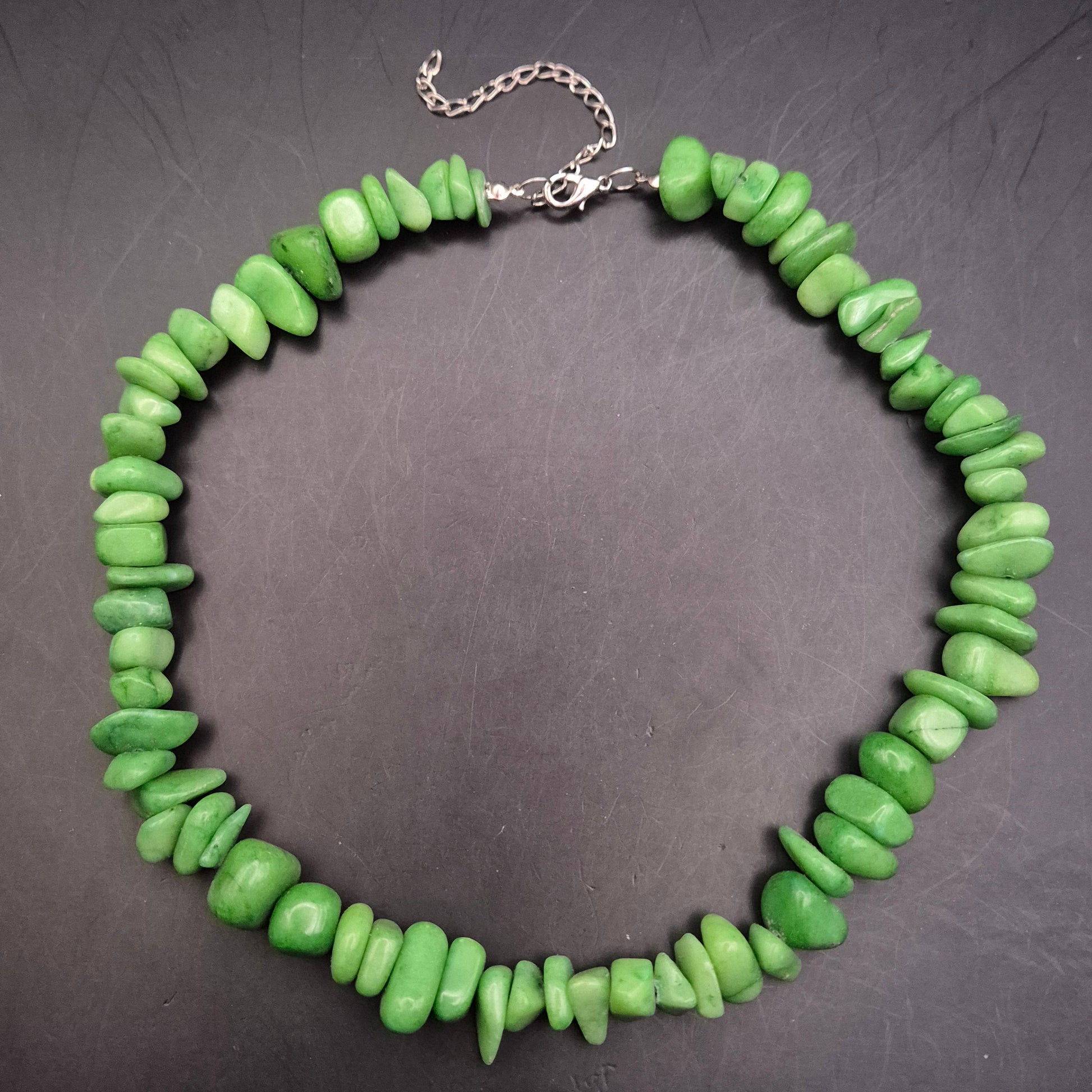 Grüne Naturstein-Halskette mit Chip-Steinen & Karabinerverschluss - Bild 3