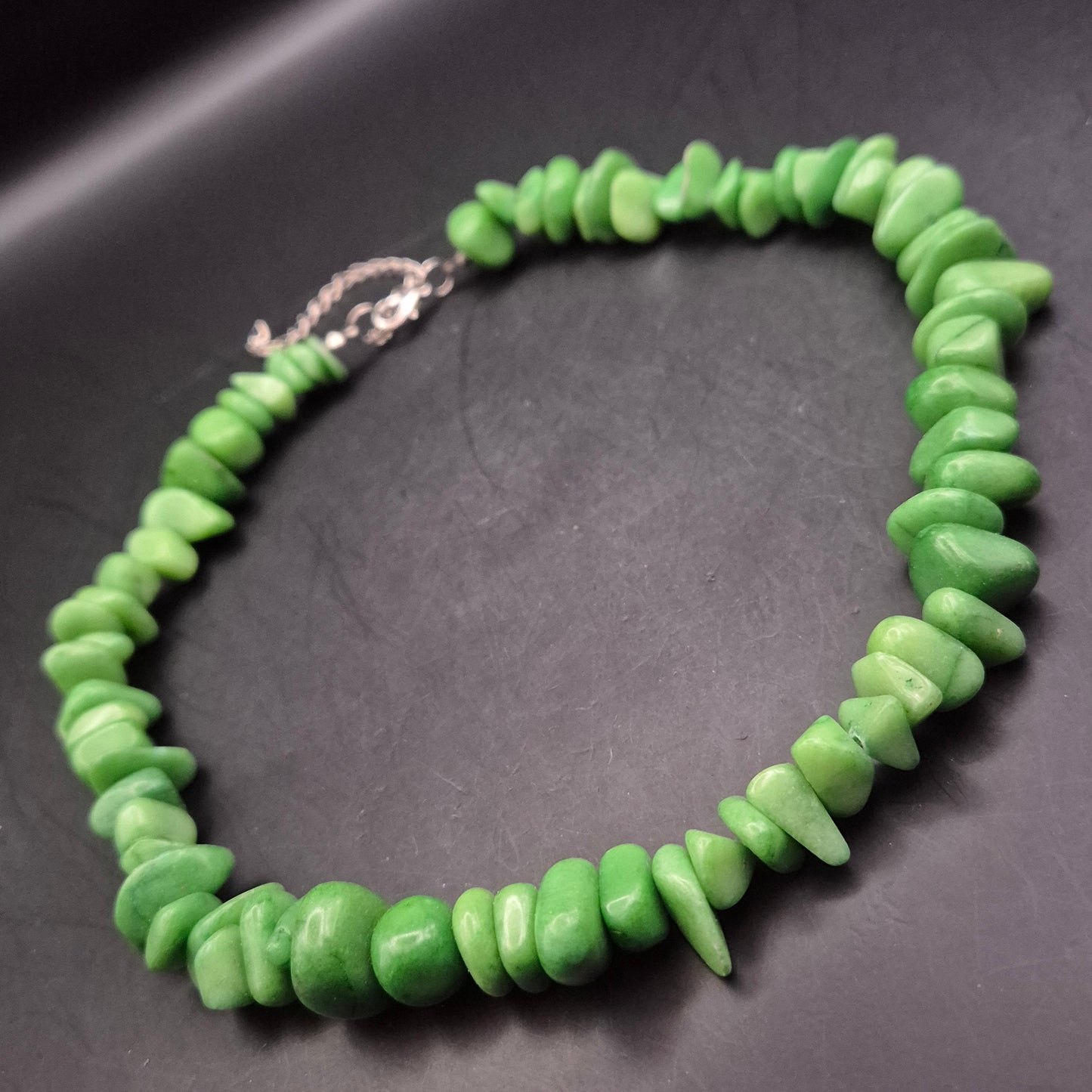 Grüne Naturstein-Halskette mit Chip-Steinen & Karabinerverschluss - Bild 4