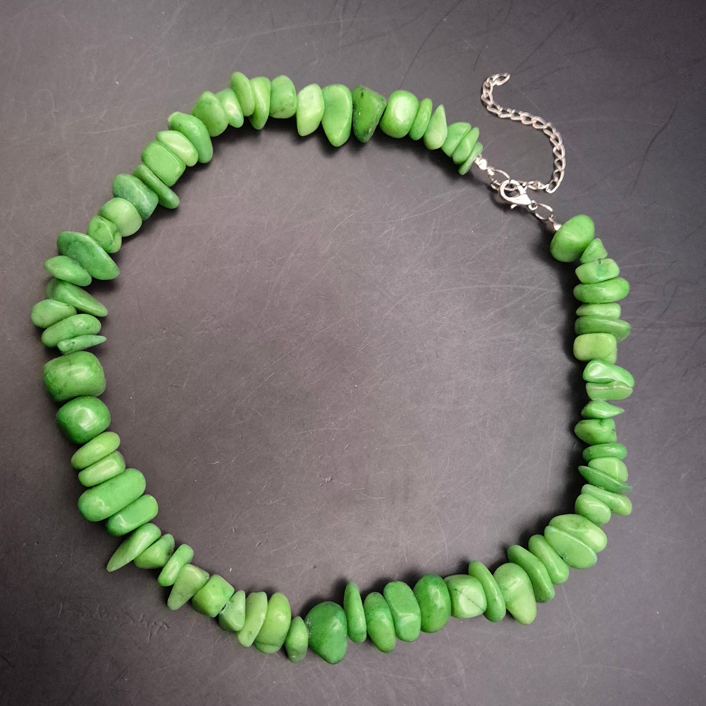 Grüne Naturstein-Halskette mit Chip-Steinen & Karabinerverschluss - Bild 5