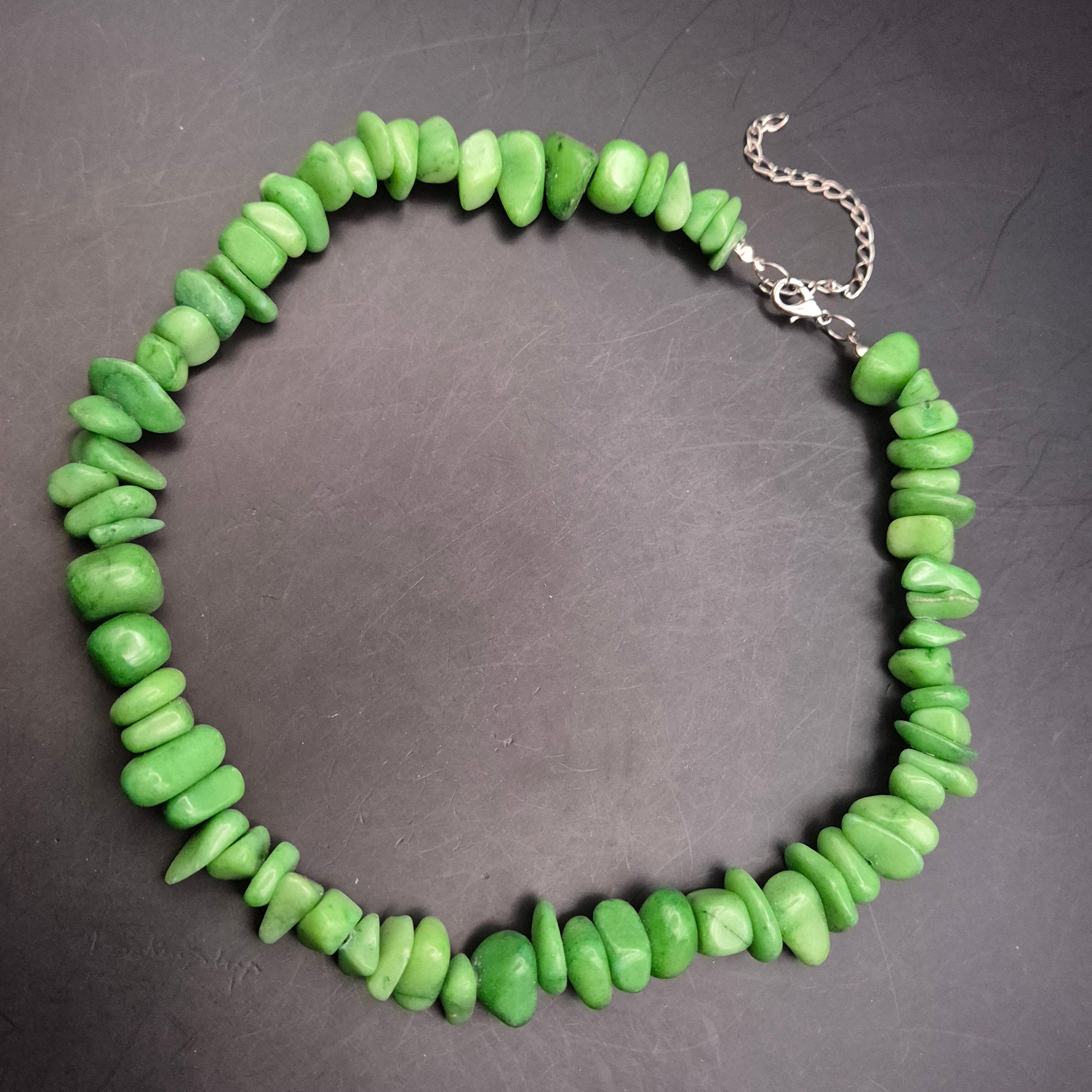 Grüne Naturstein-Halskette mit Chip-Steinen & Karabinerverschluss - Bild 5