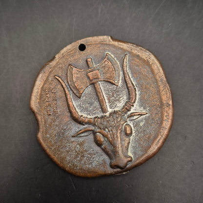 Antikes Bronze Medaillon: Stierkopf & Axt – Symbol der Stärke