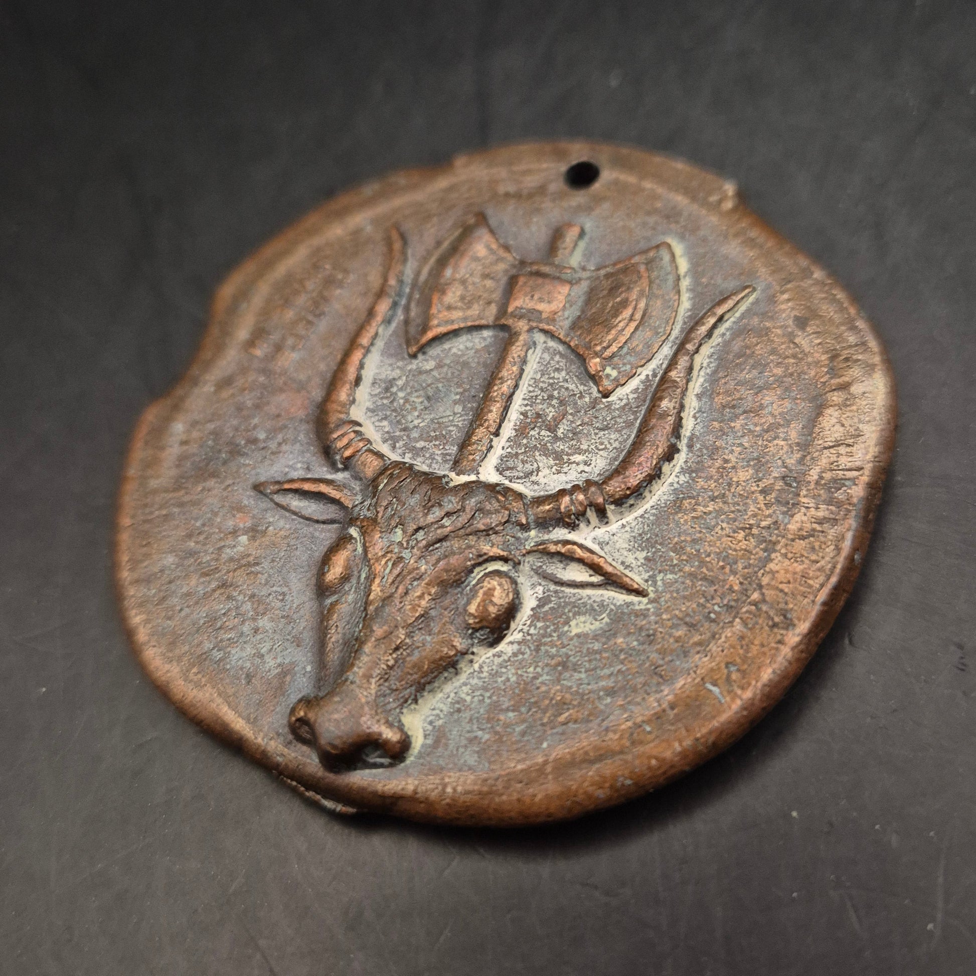Antikes Bronze Medaillon: Stierkopf & Axt – Symbol der Stärke - Bild 3