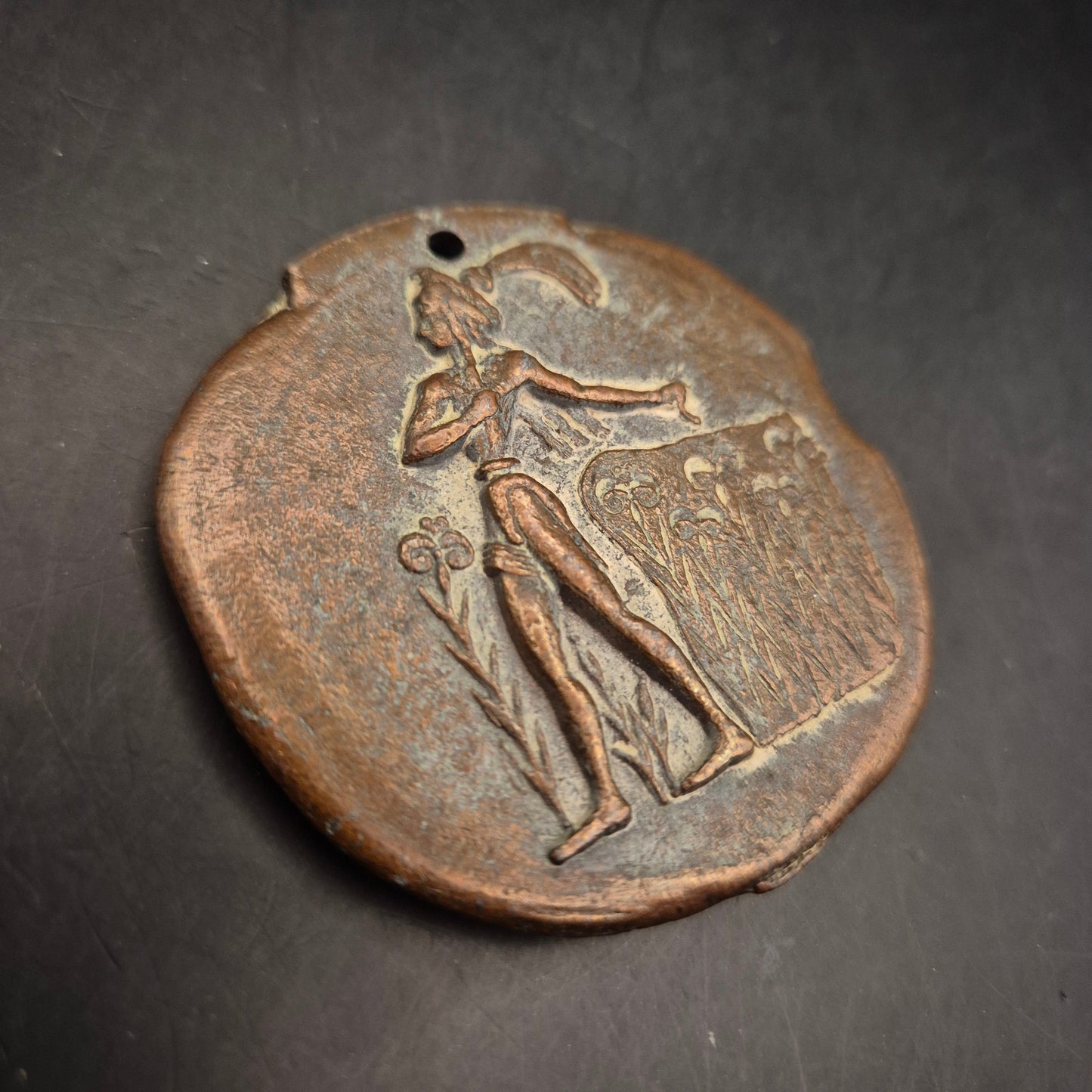 Antikes Bronze Medaillon: Stierkopf & Axt – Symbol der Stärke - Bild 6