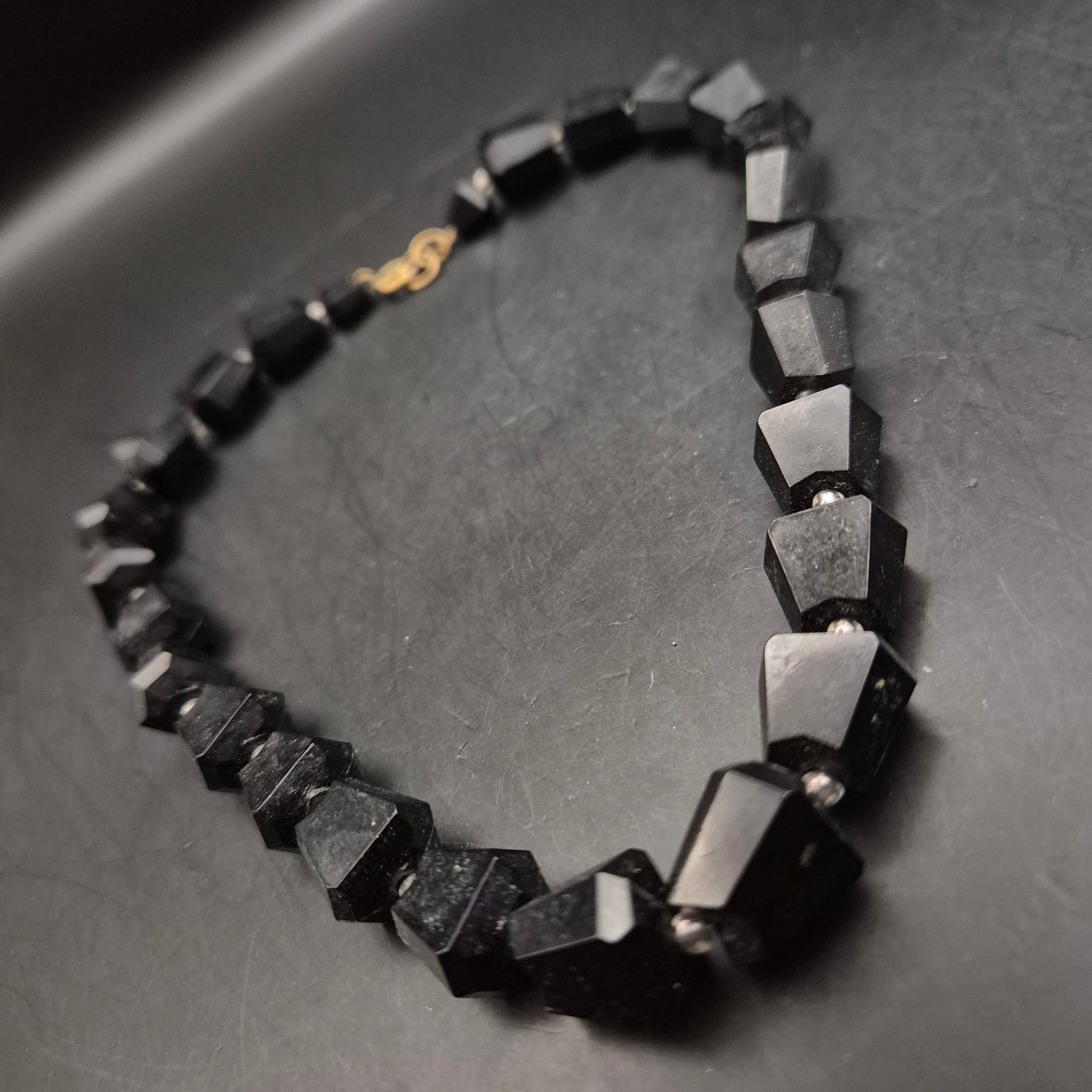 Vintage Halskette Facettierte Schwarze Steine Goldfarbener Verschluss