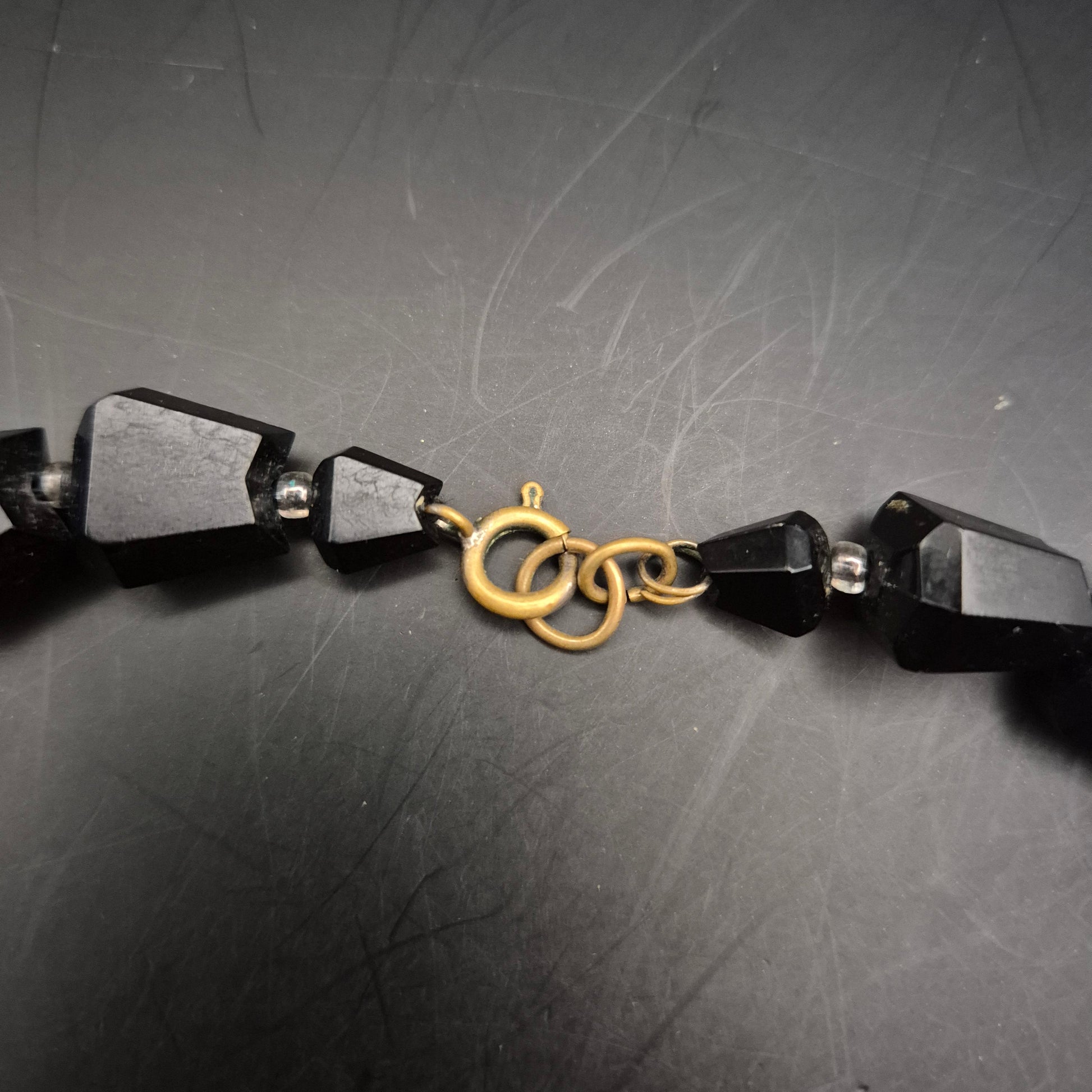 Vintage Halskette Facettierte Schwarze Steine Goldfarbener Verschluss - Bild 2
