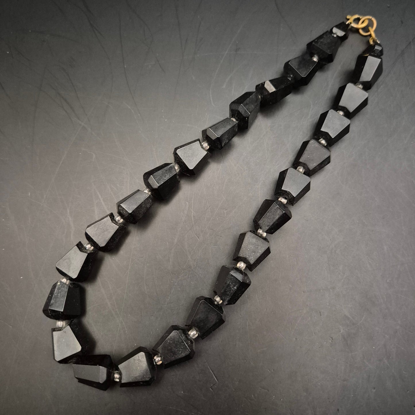Vintage Halskette Facettierte Schwarze Steine Goldfarbener Verschluss - Bild 3