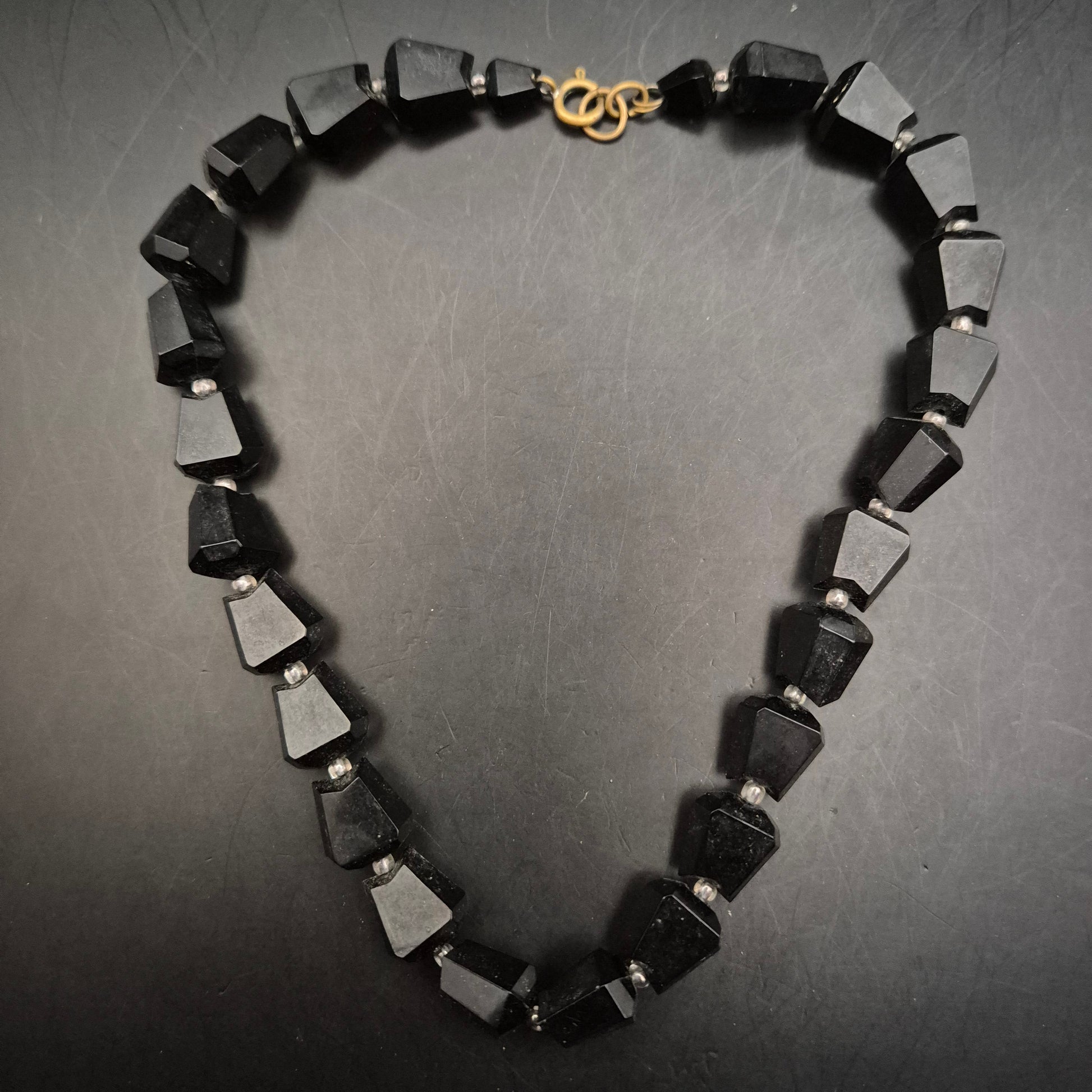 Vintage Halskette Facettierte Schwarze Steine Goldfarbener Verschluss - Bild 4