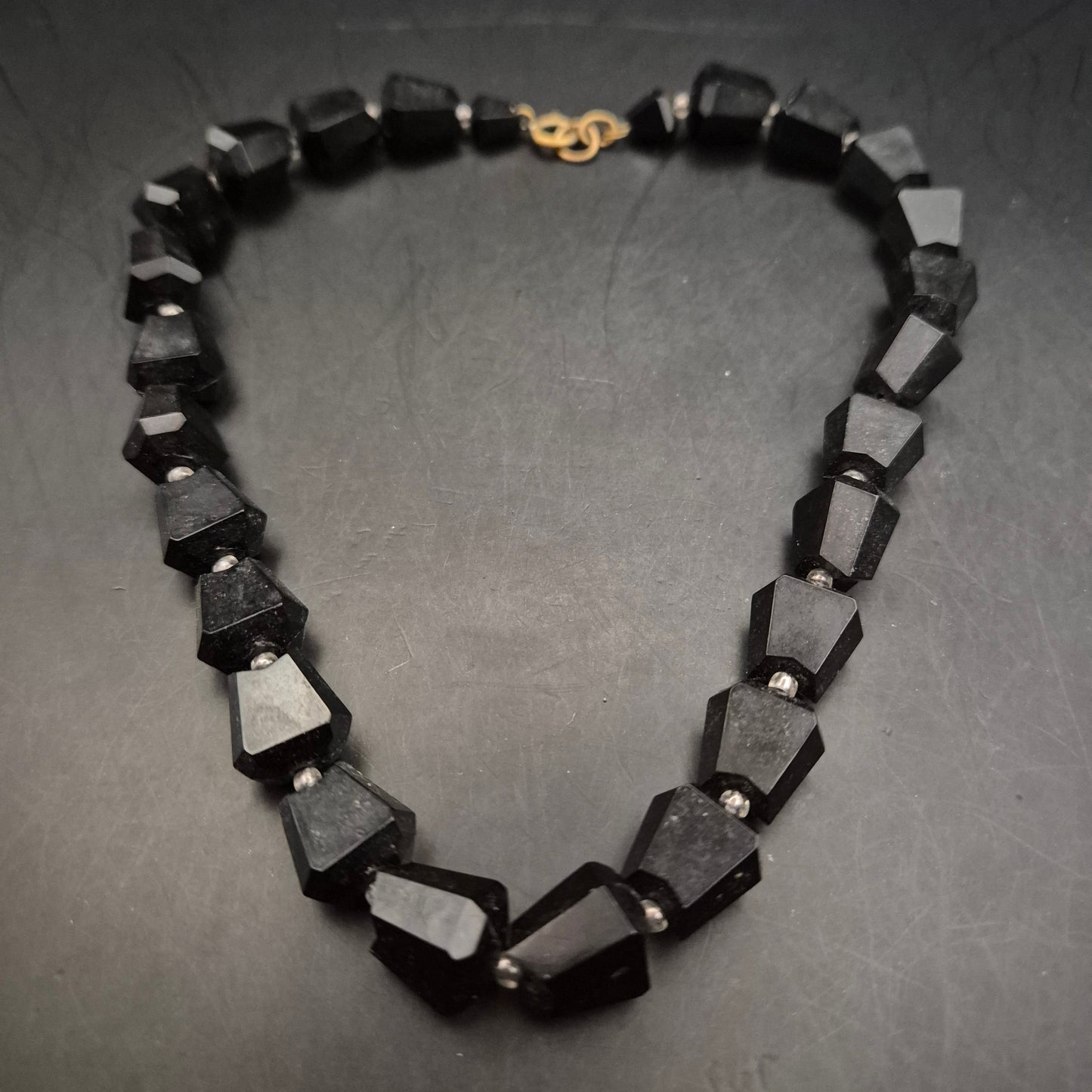 Vintage Halskette Facettierte Schwarze Steine Goldfarbener Verschluss - Bild 5