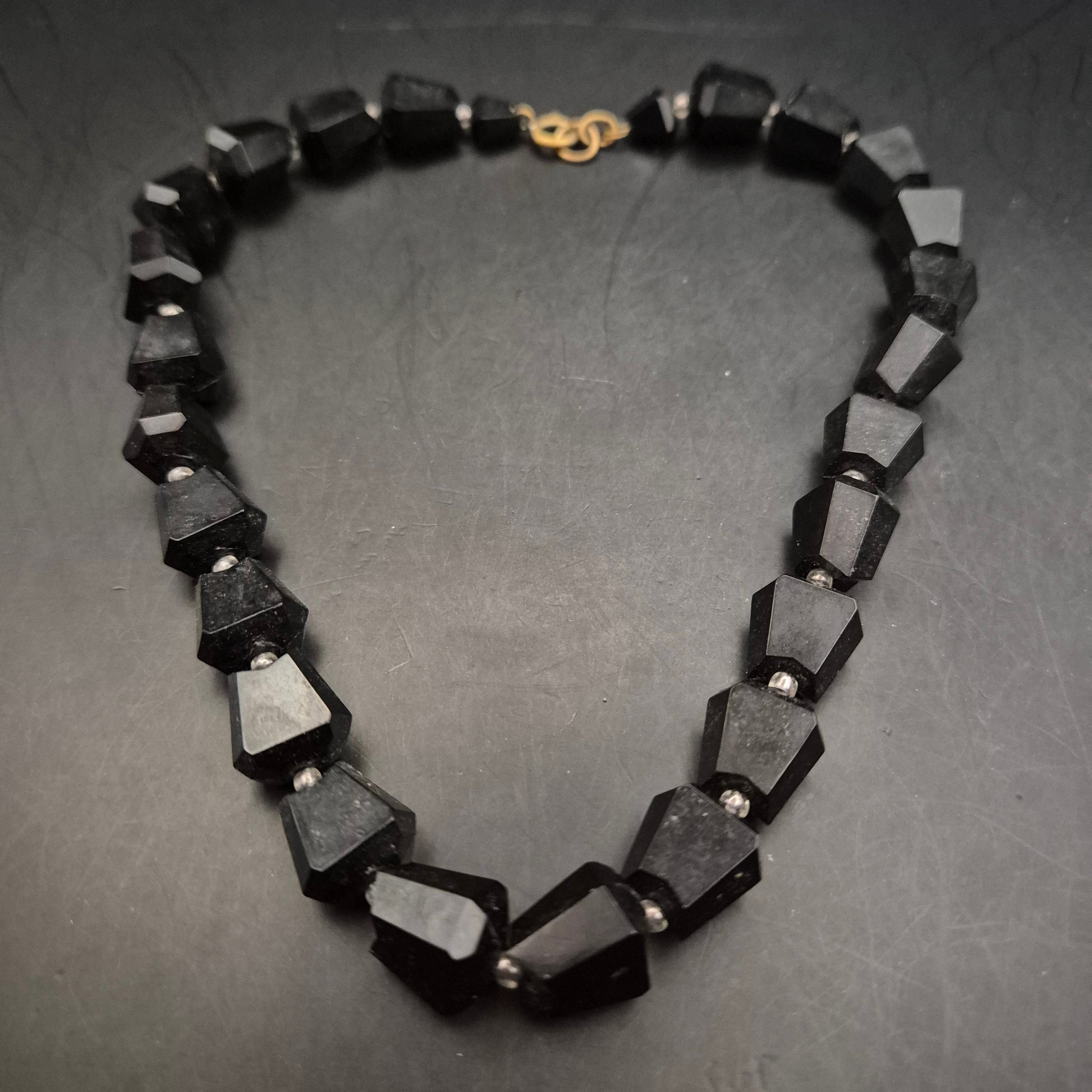 Vintage Halskette Facettierte Schwarze Steine Goldfarbener Verschluss - Bild 5
