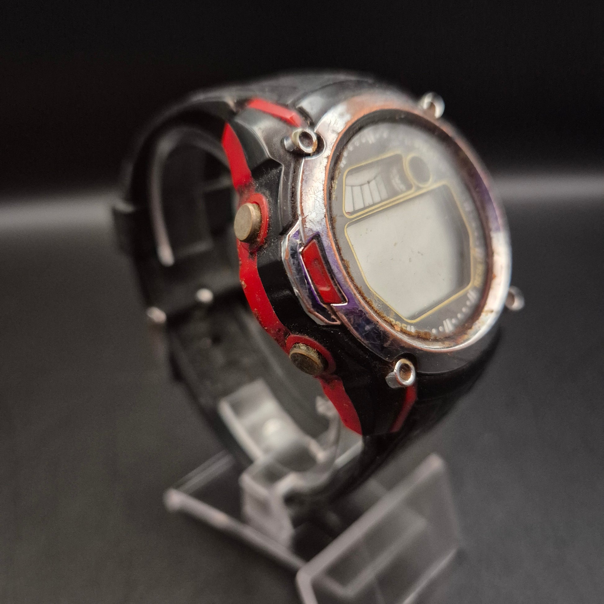 Robuste Vintage Digitaluhr für Herren in Schwarz-Rot