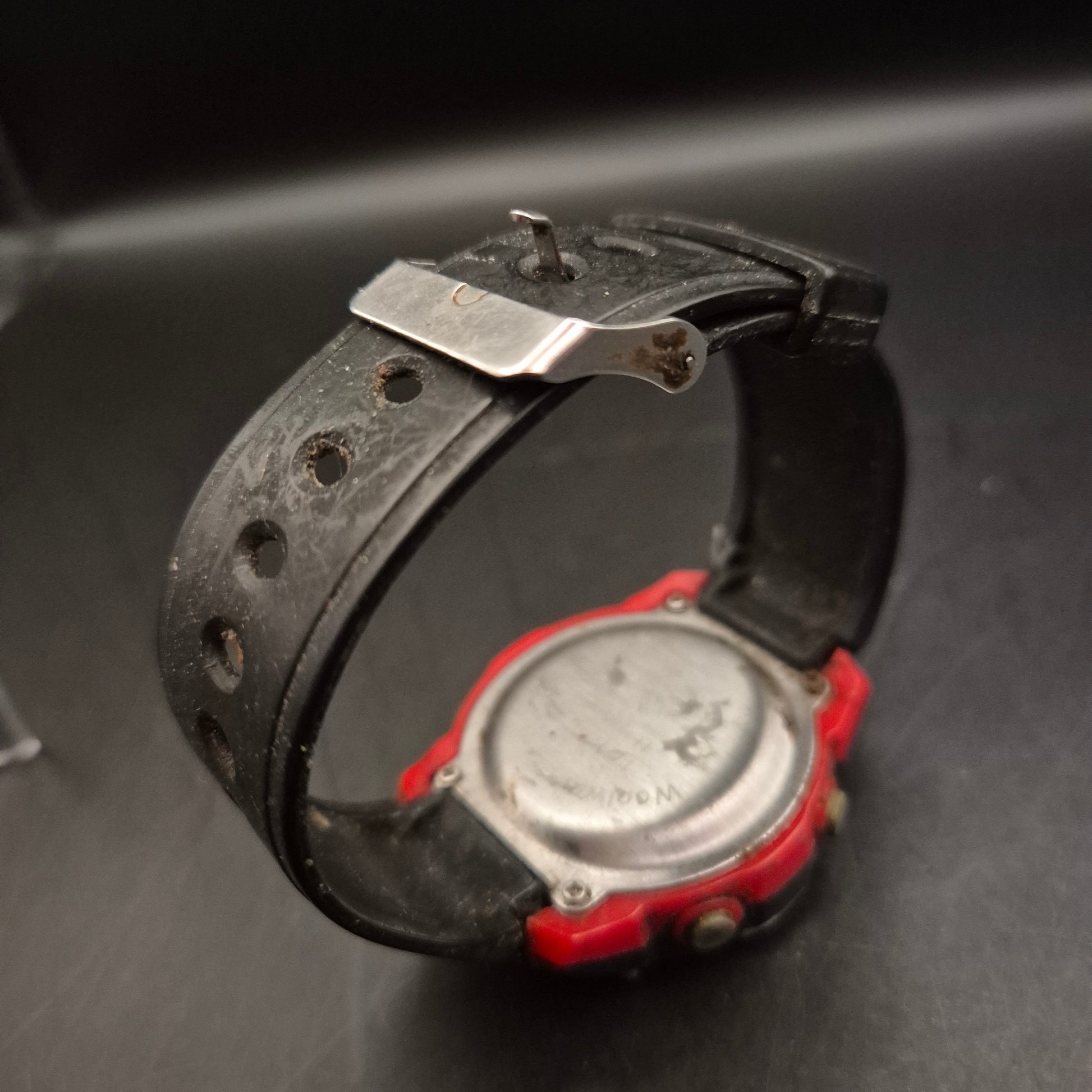 Robuste Vintage Digitaluhr für Herren in Schwarz-Rot - Bild 2