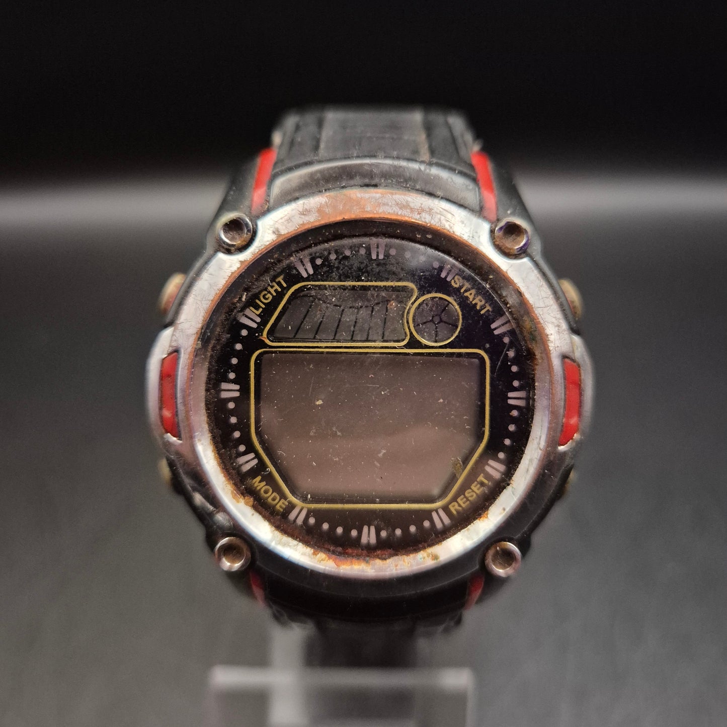 Robuste Vintage Digitaluhr für Herren in Schwarz-Rot - Bild 3
